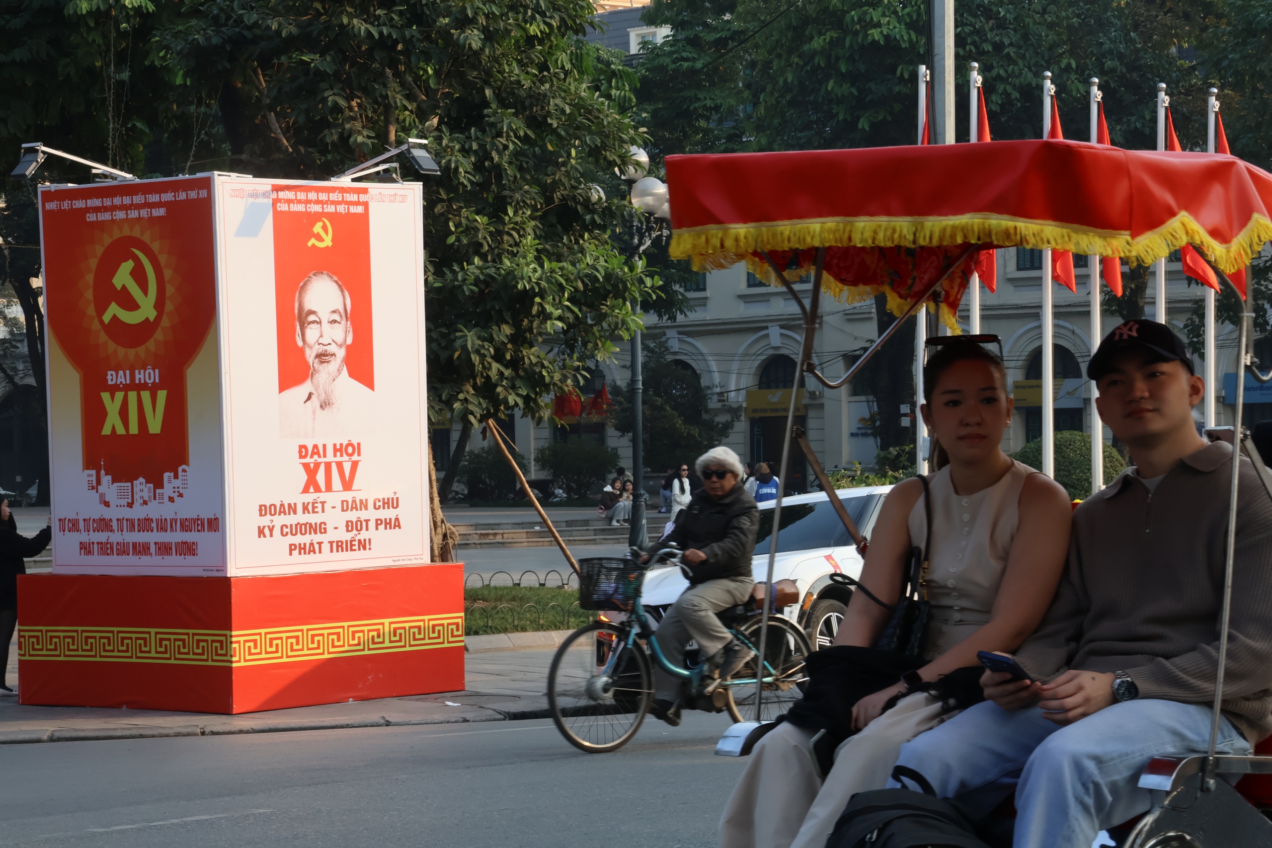 VIDEO: H&agrave; Nội rực rỡ cờ, hoa ch&agrave;o mừng Đại hội XIV của Đảng - Ảnh 16.