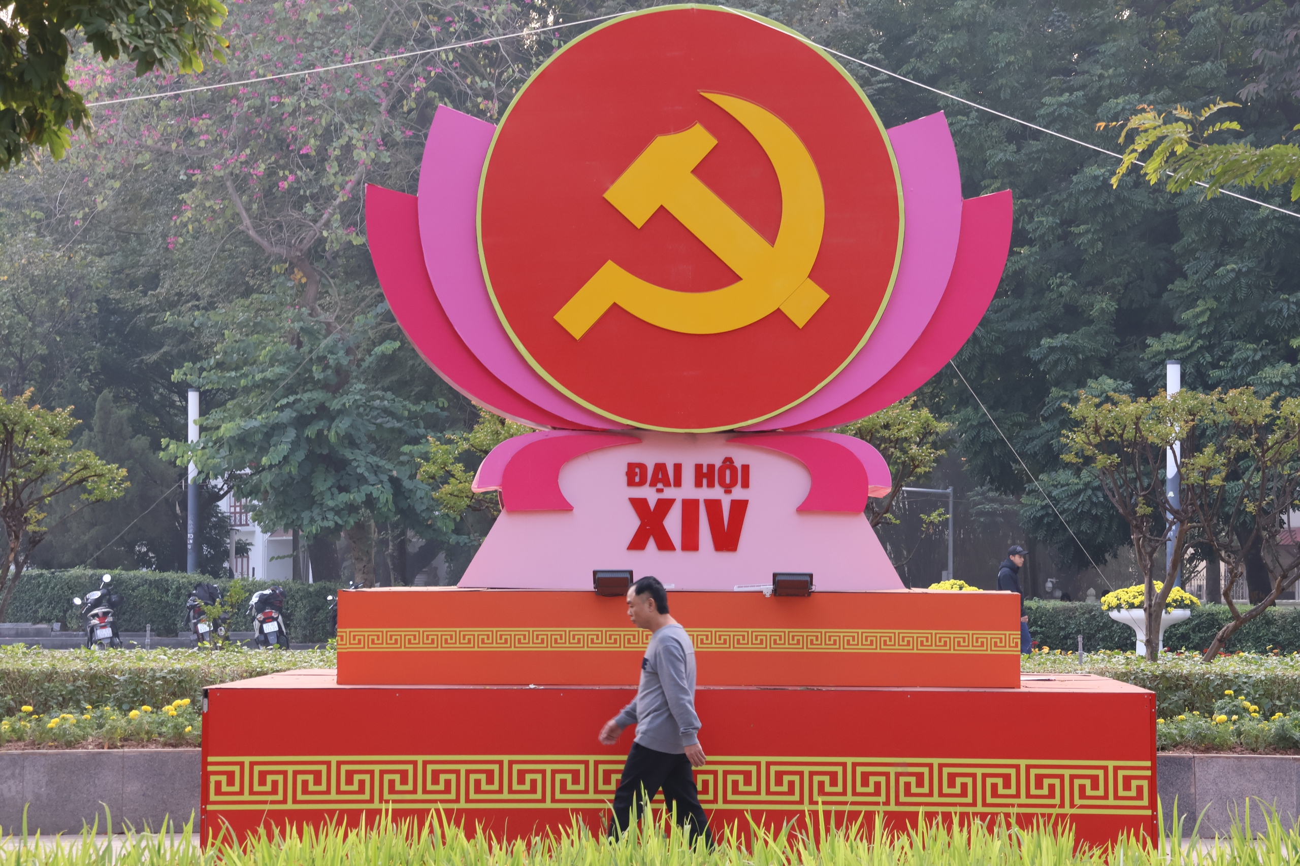 VIDEO: H&agrave; Nội rực rỡ cờ, hoa ch&agrave;o mừng Đại hội XIV của Đảng - Ảnh 15.