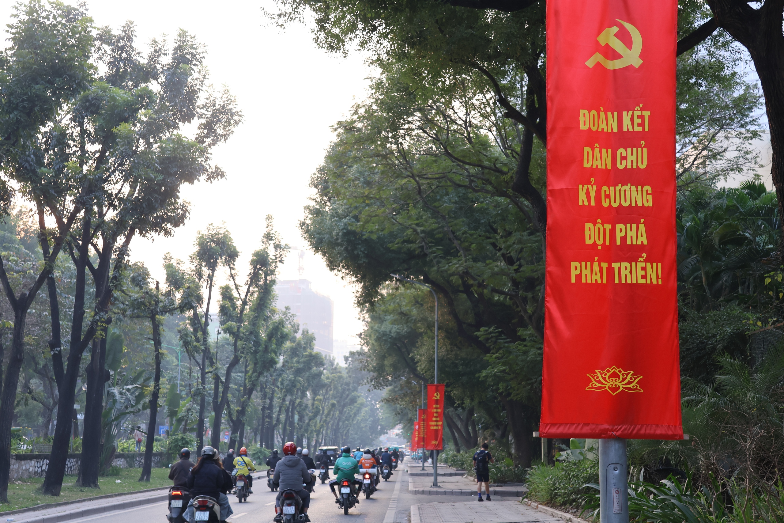 VIDEO: H&agrave; Nội rực rỡ cờ, hoa ch&agrave;o mừng Đại hội XIV của Đảng - Ảnh 14.