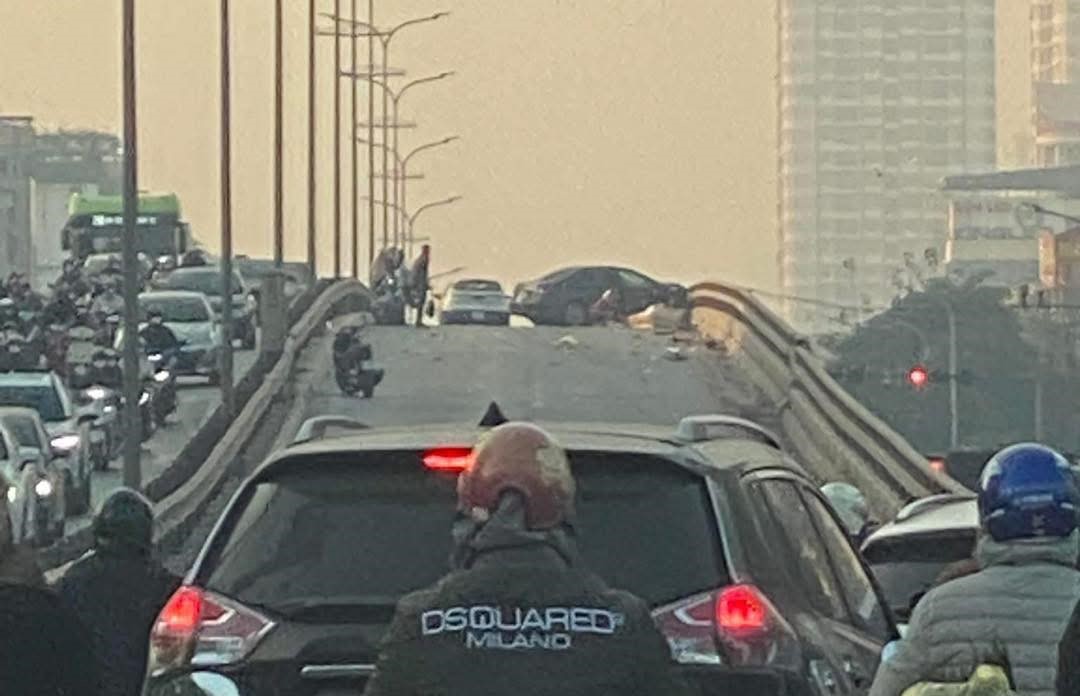 Tai nạn liên hoàn nghiêm trọng trên cầu vượt, người đi xe máy tử vong, xe biến dạng - Ảnh 2.