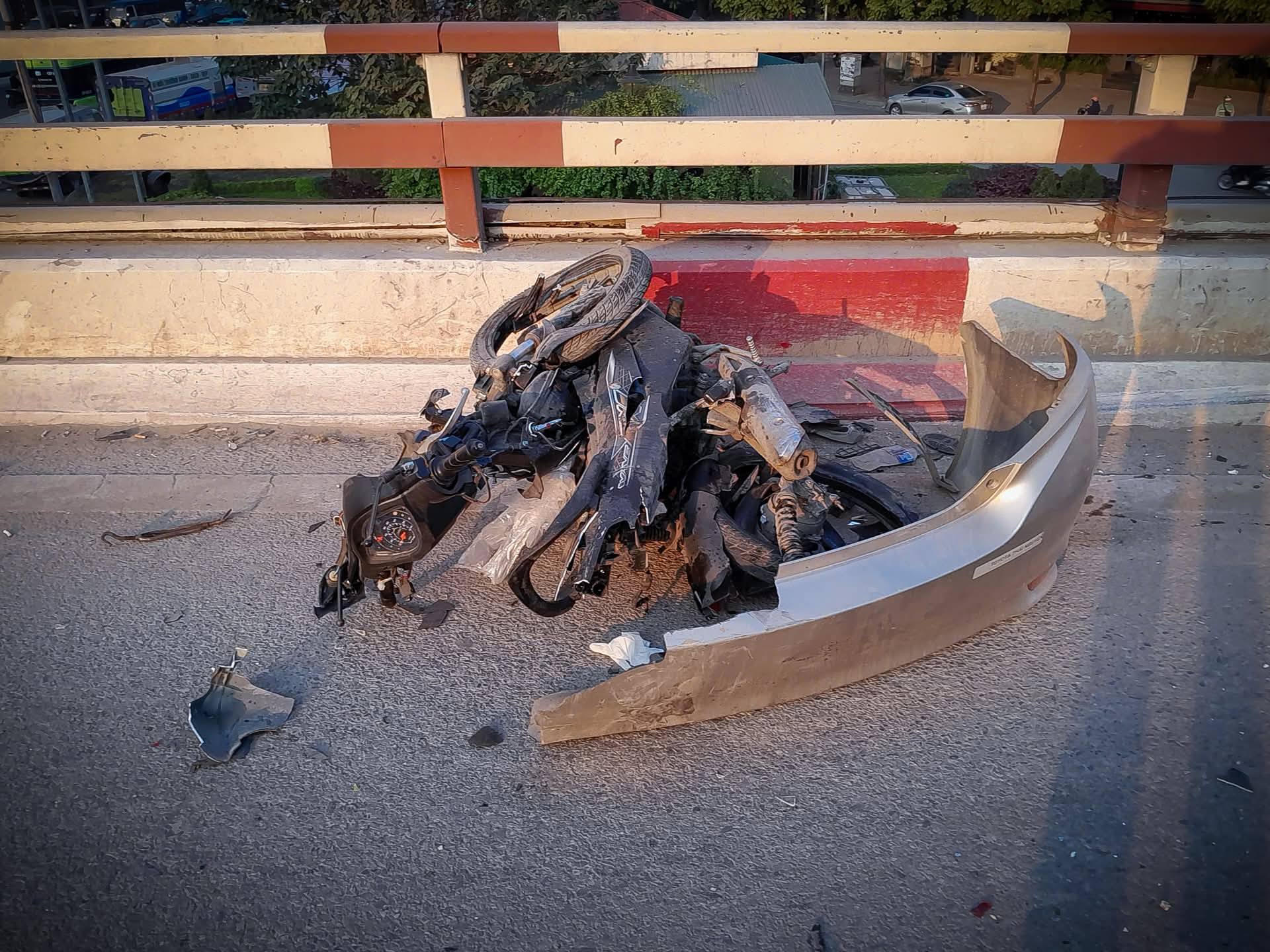 Tai nạn liên hoàn nghiêm trọng trên cầu vượt, người đi xe máy tử vong, xe biến dạng - Ảnh 3.