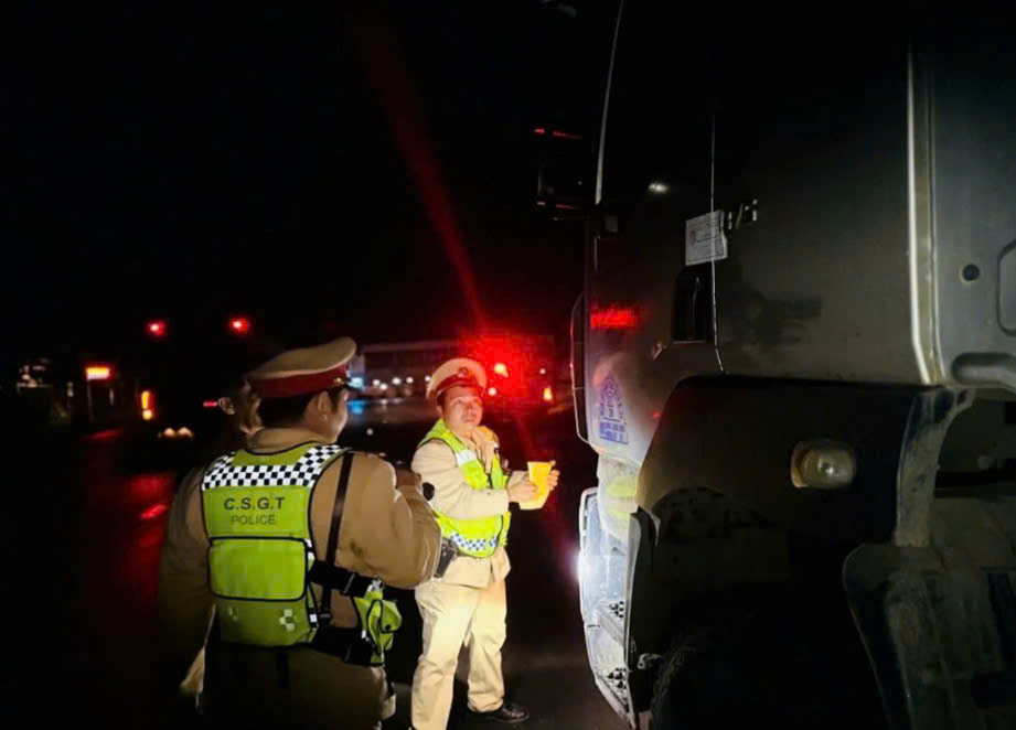 Tài xế vi phạm nồng độ cồn từ việc không hạ đèn pha khi lái xe - Ảnh 1.