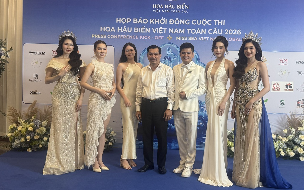 Người đẹp Việt mang trang phục t&aacute;i chế đi "đ&aacute;nh xứ người"  - Ảnh 2.