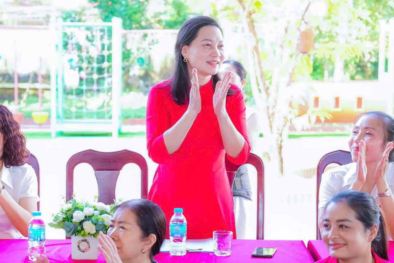 Cuộc thi viết "Người thầy kính yêu": Nữ hiệu trưởng giản dị mà sâu sắc - Ảnh 1. Cuộc thi viết "Người thầy kính yêu": Nữ hiệu trưởng giản dị mà sâu sắc - Ảnh 1.