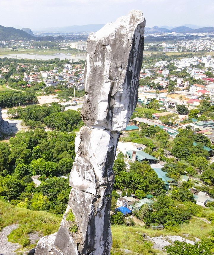 VIDEO: H&ograve;n Vọng Phu "kho&aacute;c &aacute;o mới" ở Thanh H&oacute;a sau khi được chi 17 tỉ đồng - Ảnh 9.