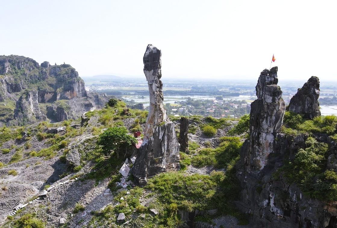 VIDEO: H&ograve;n Vọng Phu "kho&aacute;c &aacute;o mới" ở Thanh H&oacute;a sau khi được chi 17 tỉ đồng - Ảnh 3.