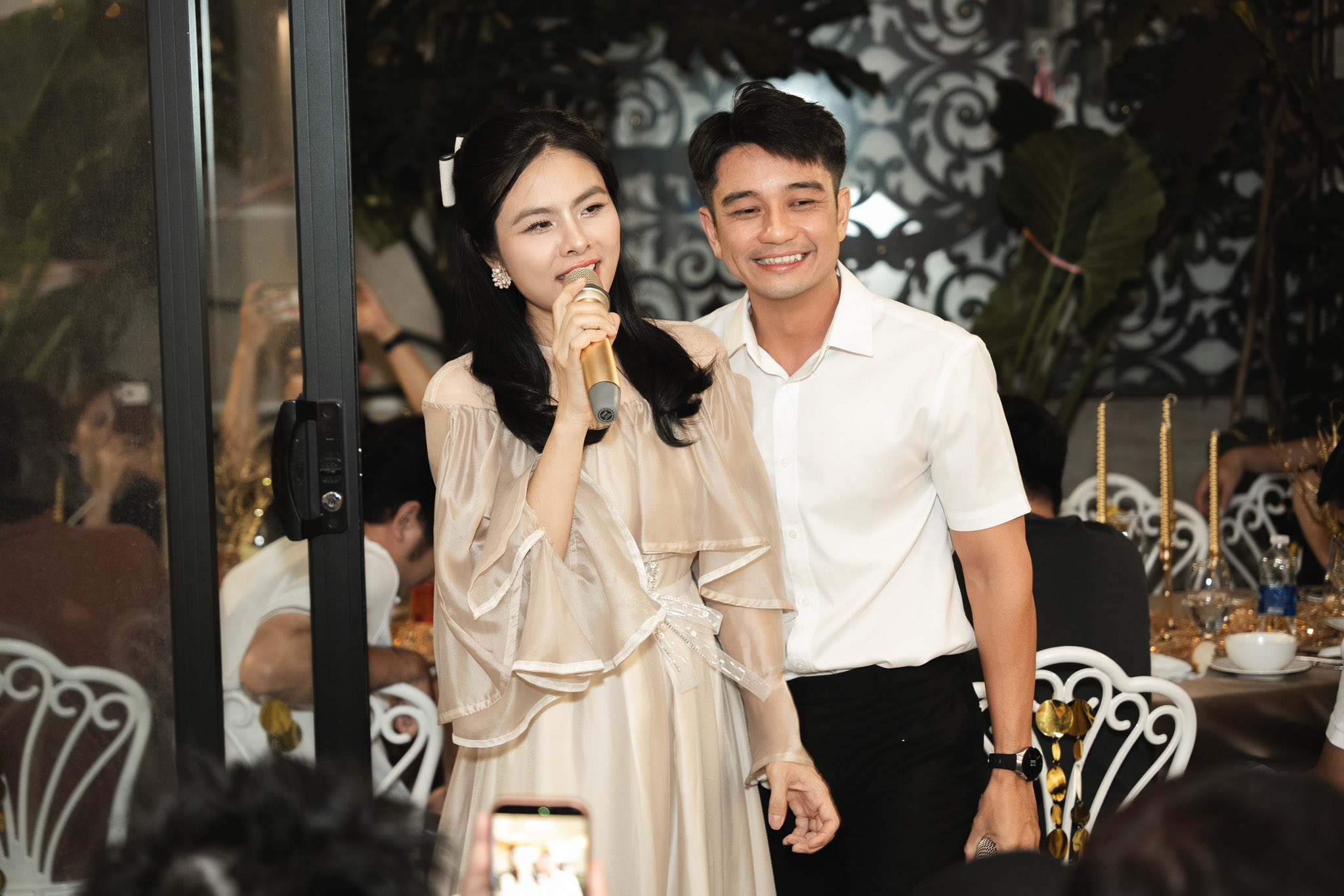 Vân Trang hạnh phúc bên chồng con trong "đám cưới đồng" - Ảnh 4.