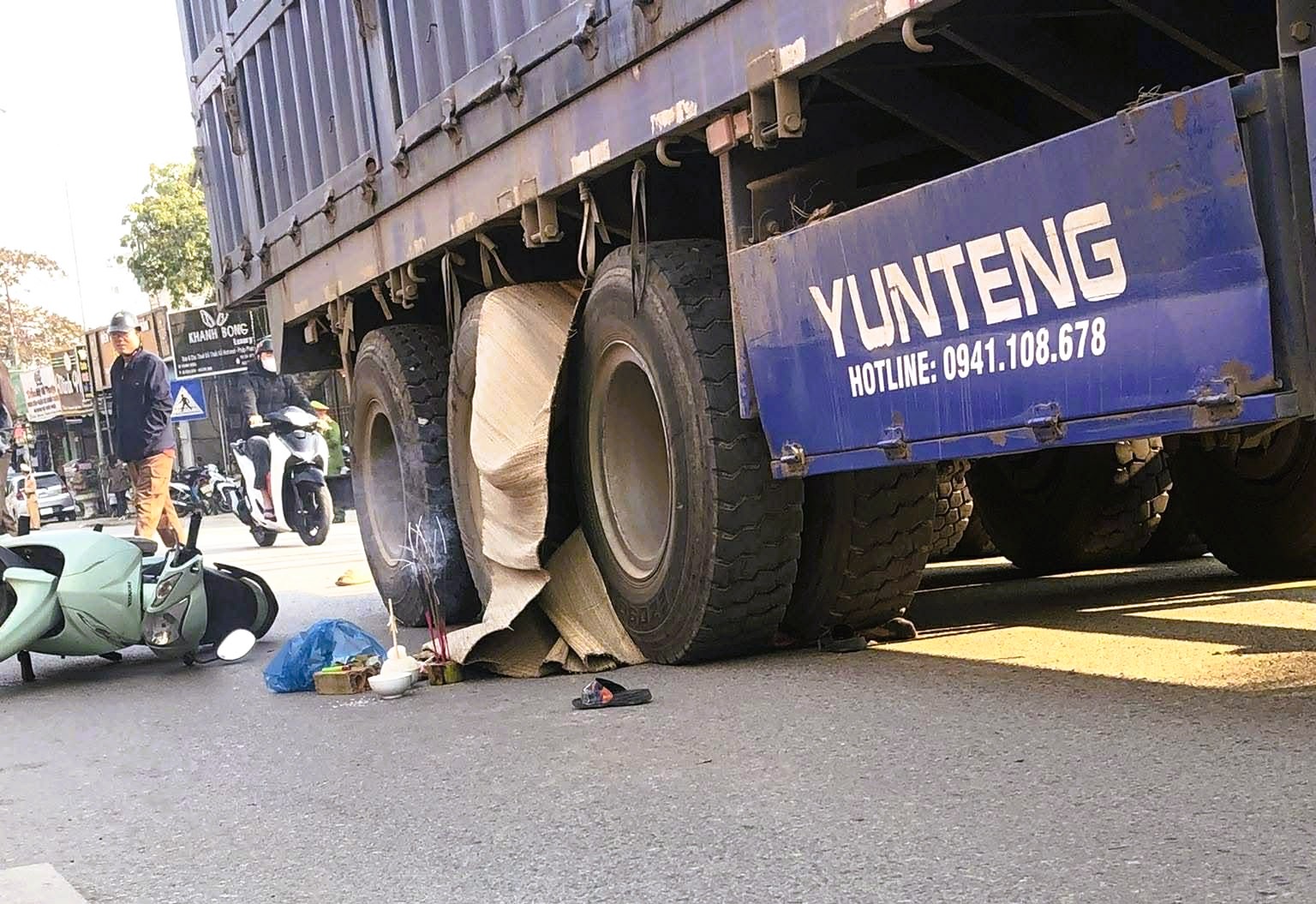 Xót thương bé trai 7 tuổi tử vong dưới bánh xe tải - Ảnh 1.