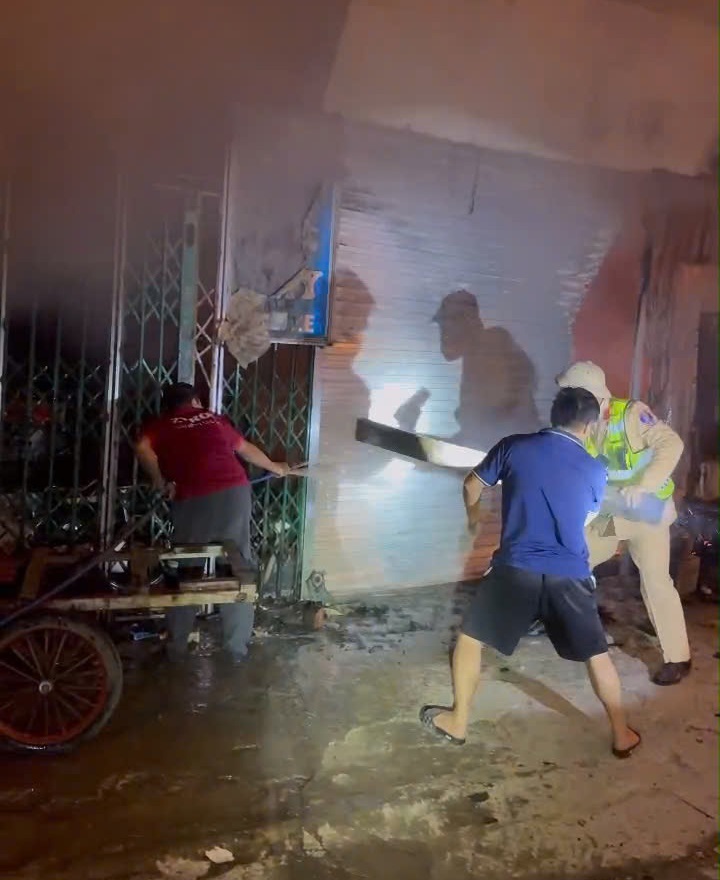 VIDEO: CSGT phá cửa cứu 11 người thoát khỏi đám cháy trong đêm - Ảnh 1.