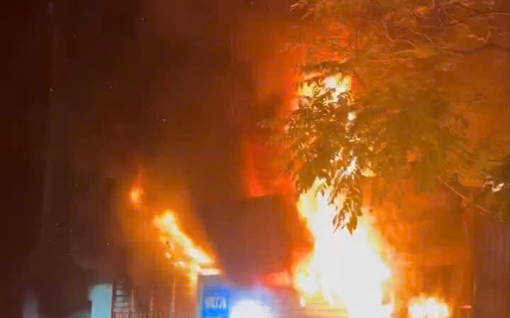 CSGT phá cửa cứu 11 người thoát khỏi đám cháy: Bộ Công an gửi thư khen - Ảnh 1.