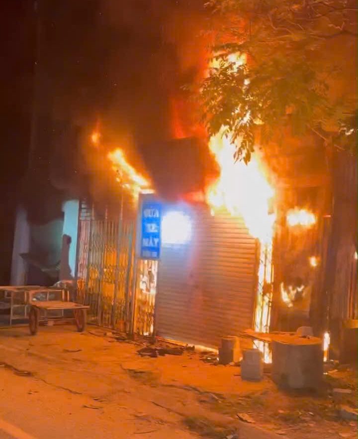 VIDEO: CSGT phá cửa cứu 11 người thoát khỏi đám cháy trong đêm - Ảnh 2.