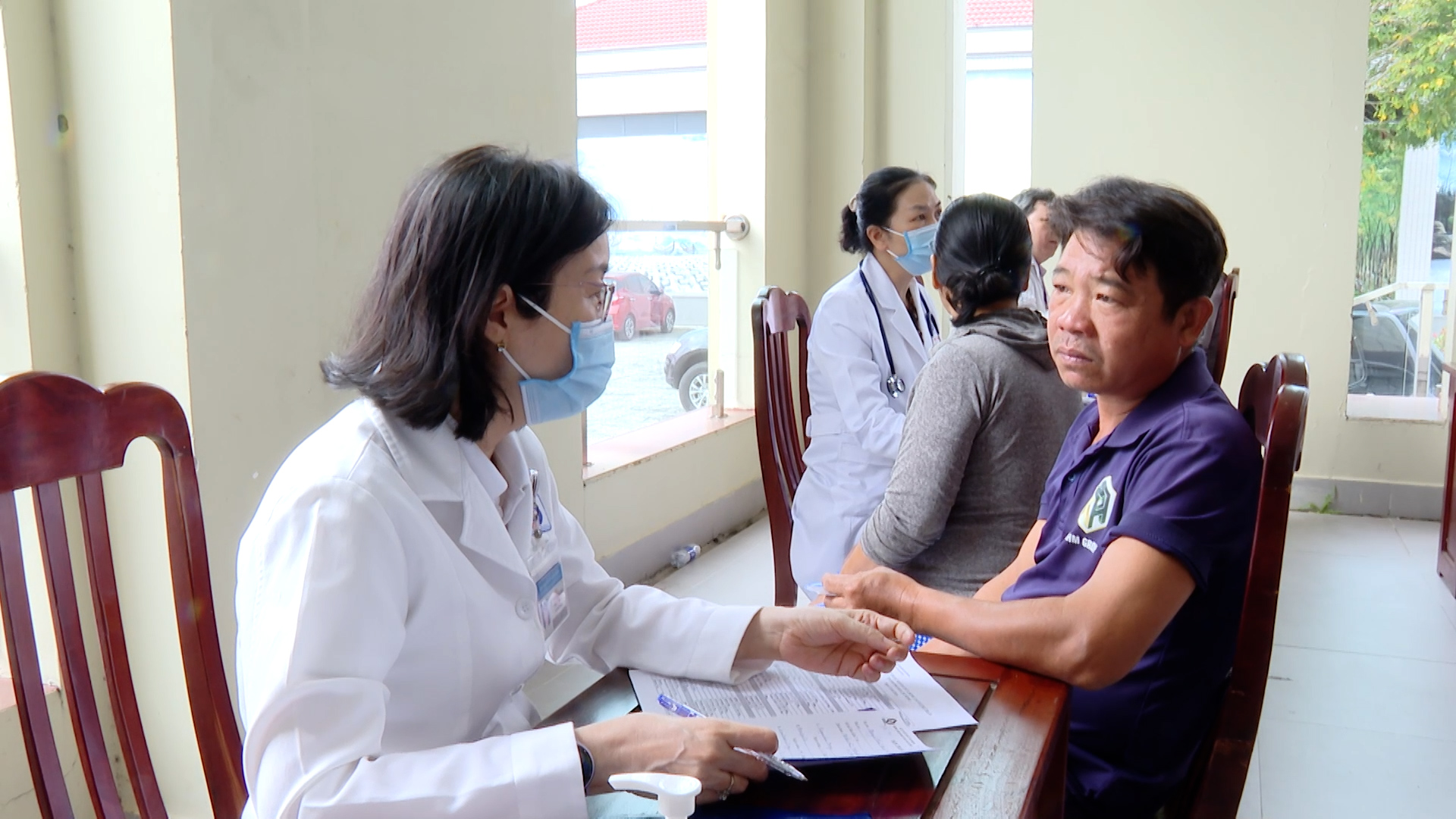 Tặng thẻ BHYT, quà Tết cho 100 hộ dân khó khăn tại xã Hồ Tràm - Ảnh 2.