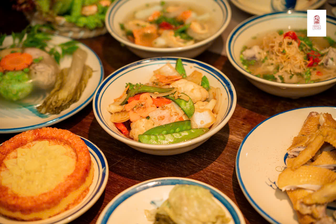 M&acirc;m cỗ miền Trung &ndash; Cao lầu, M&igrave; Quảng tại Hidden Charm