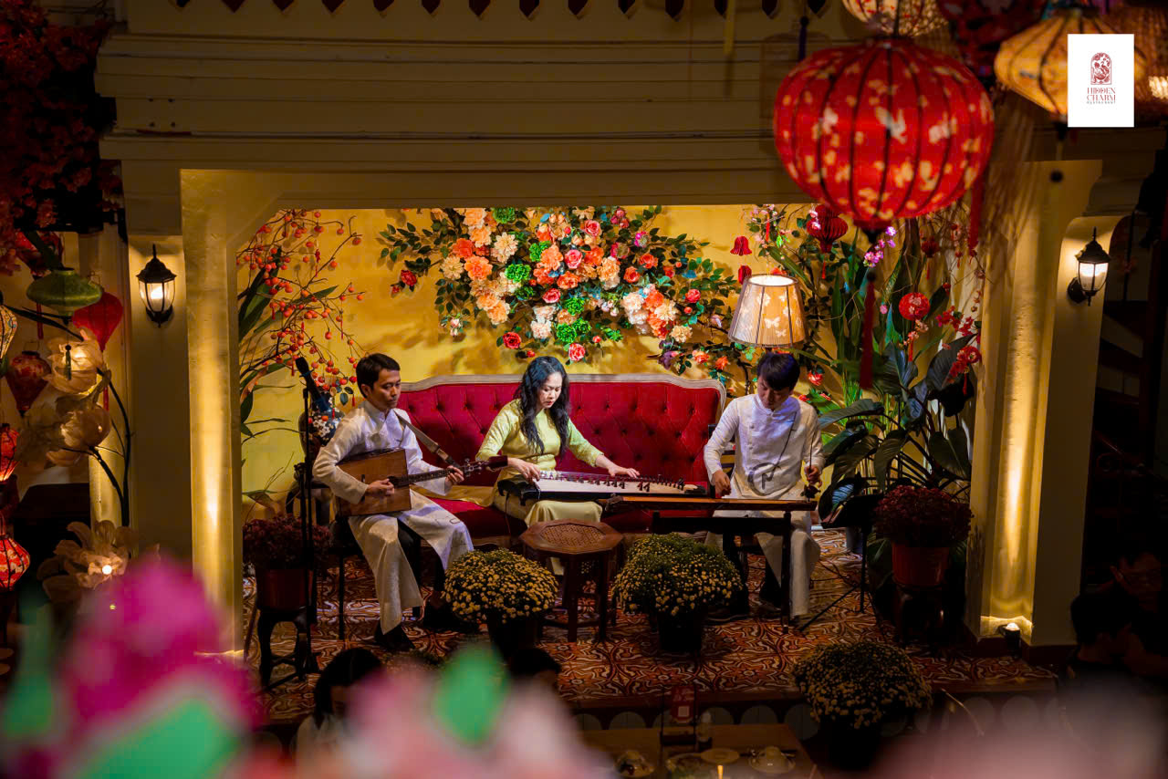 Kh&aacute;ch thưởng thức m&acirc;m cỗ Tết tại Hidden Charm