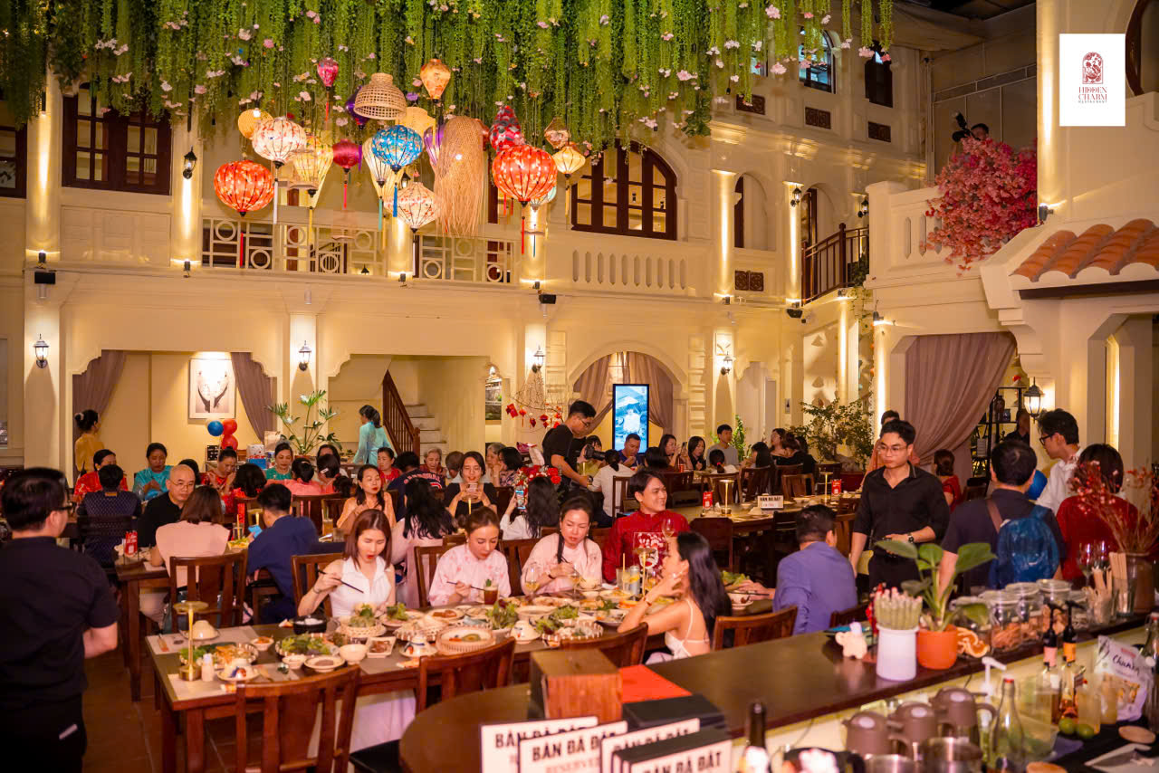 M&acirc;m cỗ miền Nam &ndash; Nước kho t&agrave;u, Canh khổ qua tại Hidden Charm