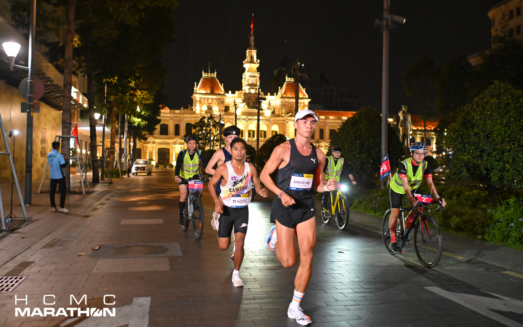 Nguy&ecirc;n Thanh, Hồng Lệ lập kỳ t&iacute;ch marathon - Ảnh 1.