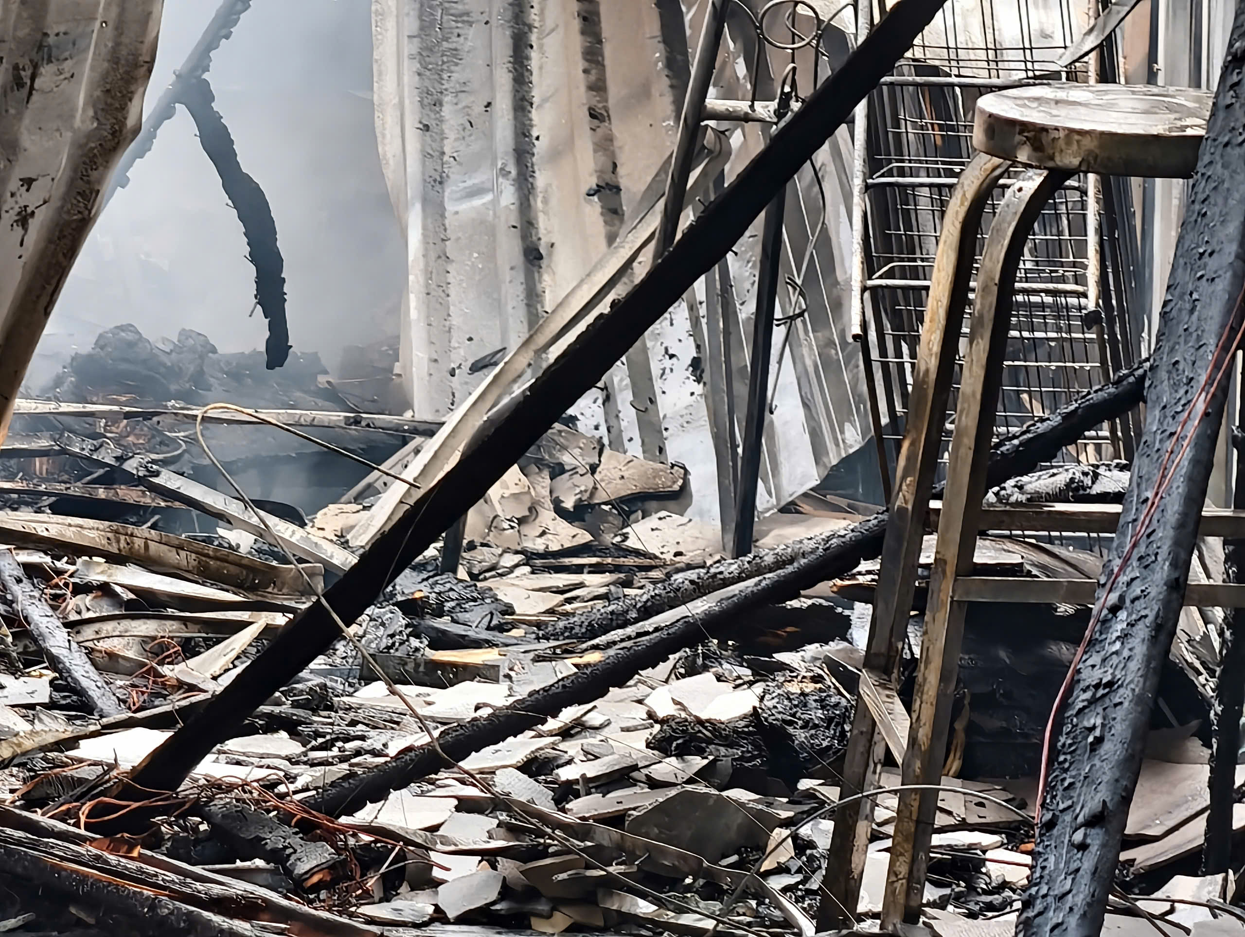 Ch&aacute;y lớn thi&ecirc;u rụi 5 căn nh&agrave; ở TPHCM s&aacute;ng nay , nguy&ecirc;n nh&acirc;n đang được điều tra - Ảnh 7.