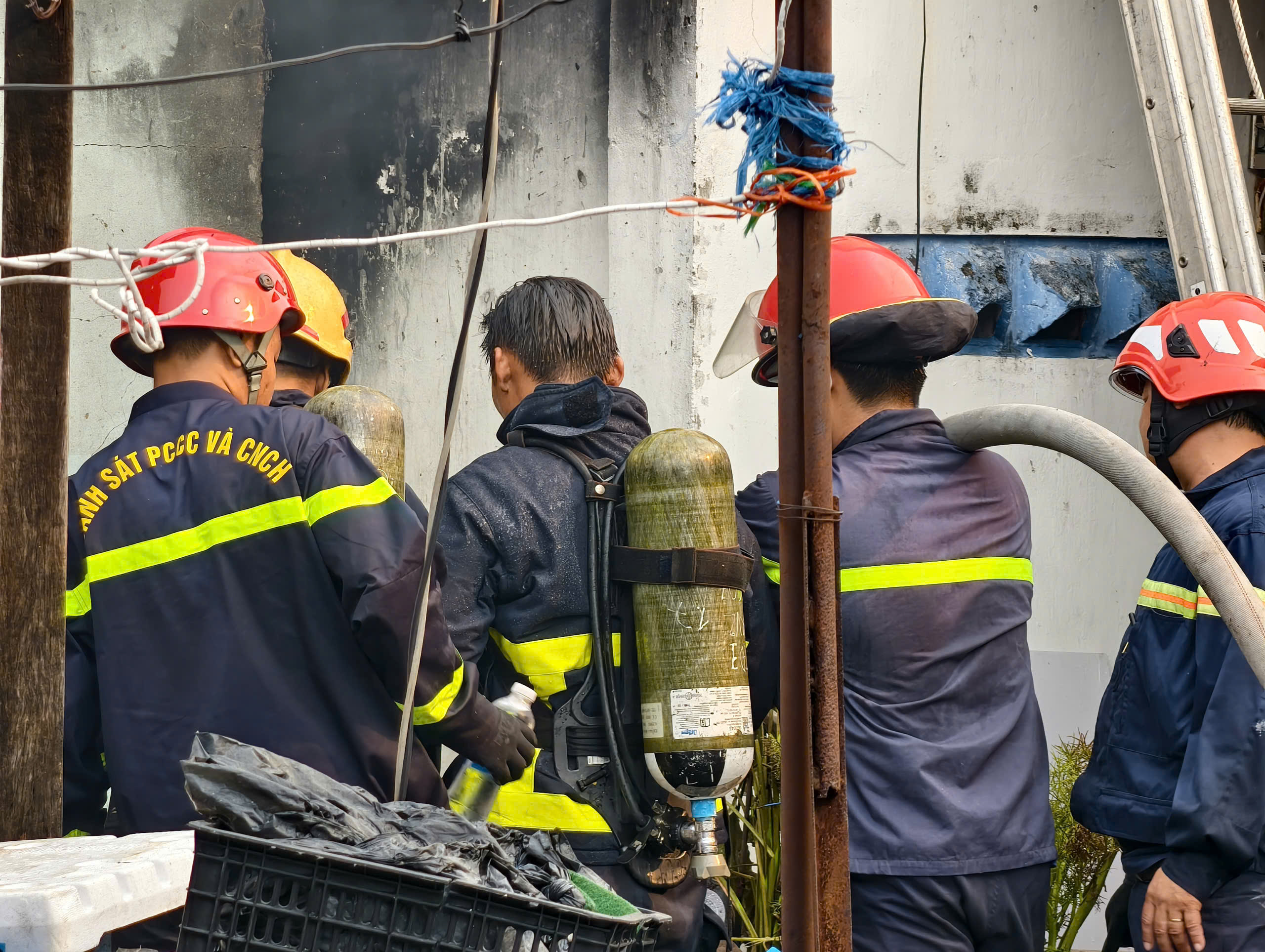 Ch&aacute;y lớn thi&ecirc;u rụi 5 căn nh&agrave; ở TPHCM s&aacute;ng nay , nguy&ecirc;n nh&acirc;n đang được điều tra - Ảnh 8.