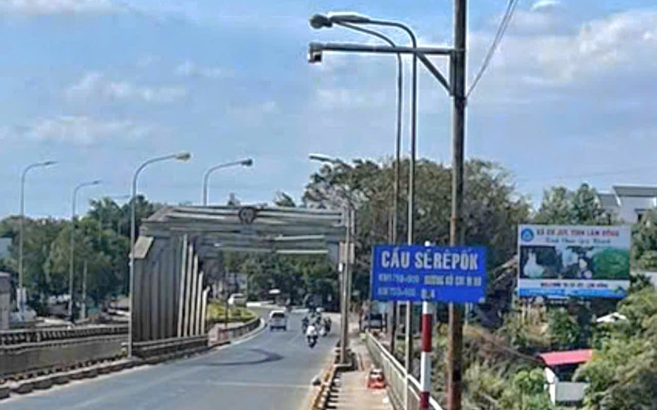 Cứu sống người phụ nữ nhảy s&ocirc;ng tự tử trong đ&ecirc;m - Ảnh 2.