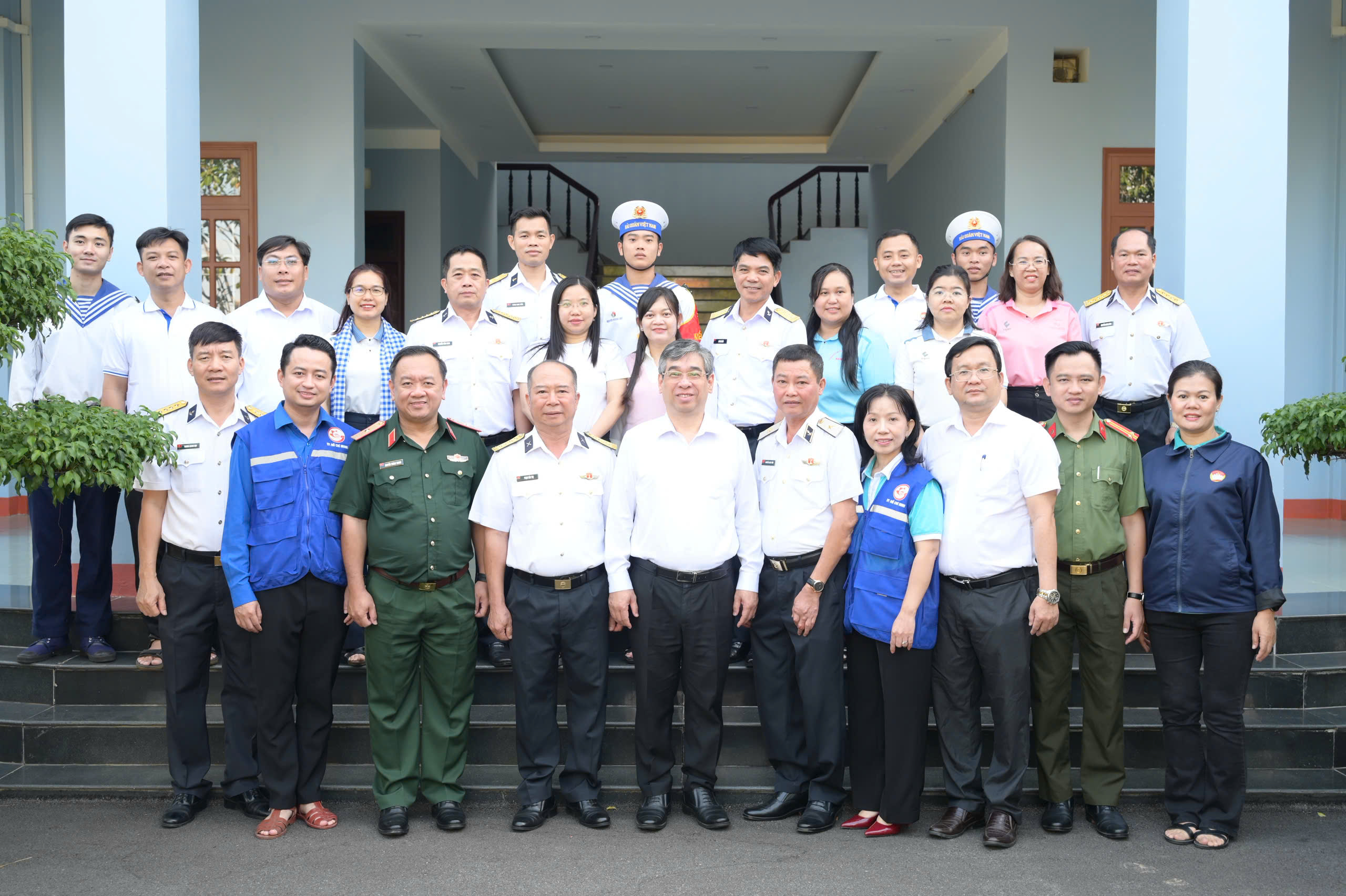 L&atilde;nh đạo TPHCM thăm c&aacute;n bộ chiến sĩ v&agrave; nh&acirc;n d&acirc;n tr&ecirc;n quần đảo Trường Sa - Ảnh 1.