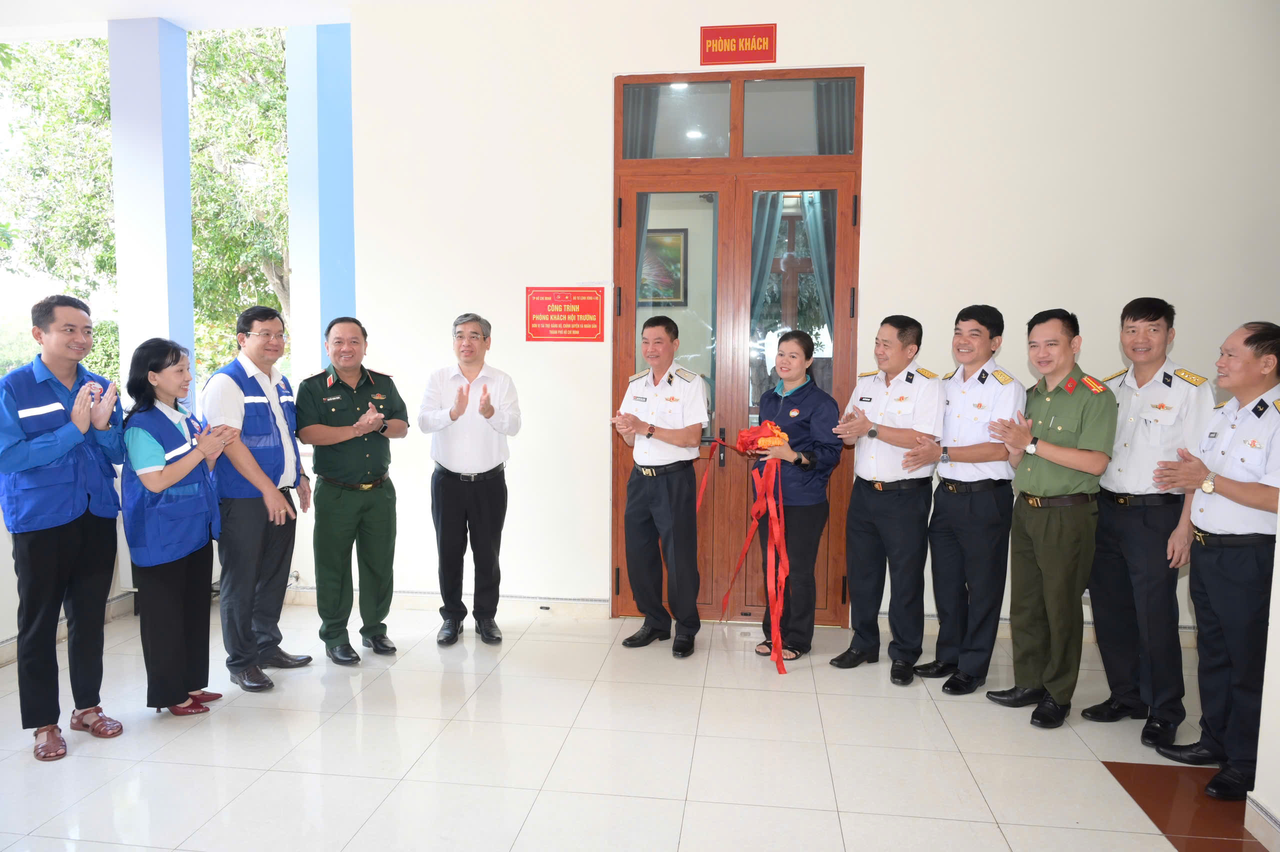 L&atilde;nh đạo TPHCM thăm c&aacute;n bộ chiến sĩ v&agrave; nh&acirc;n d&acirc;n tr&ecirc;n quần đảo Trường Sa - Ảnh 3.