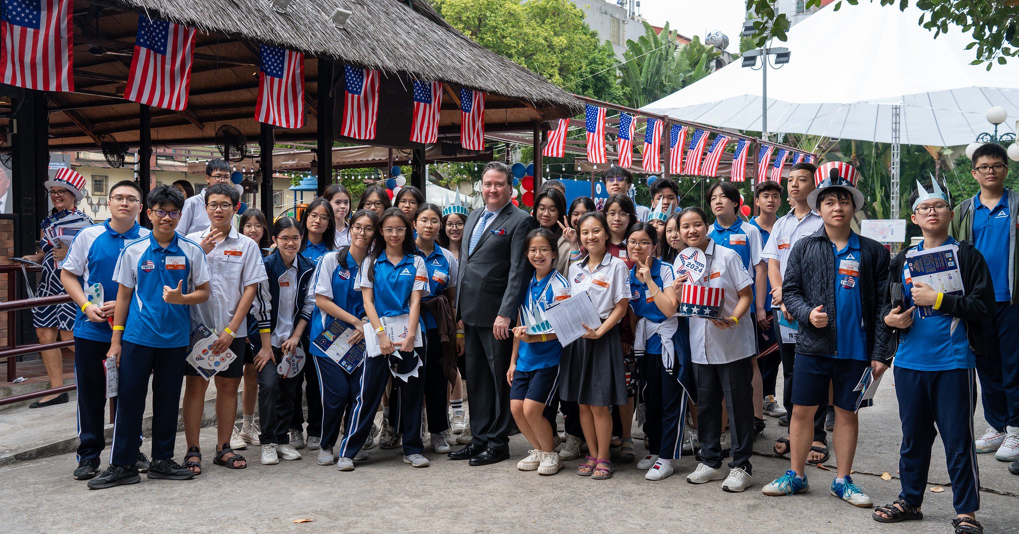 Đại sứ Mỹ Marc Knapper v&agrave; những dấu ấn đặc biệt tại Việt Nam - Ảnh 20.