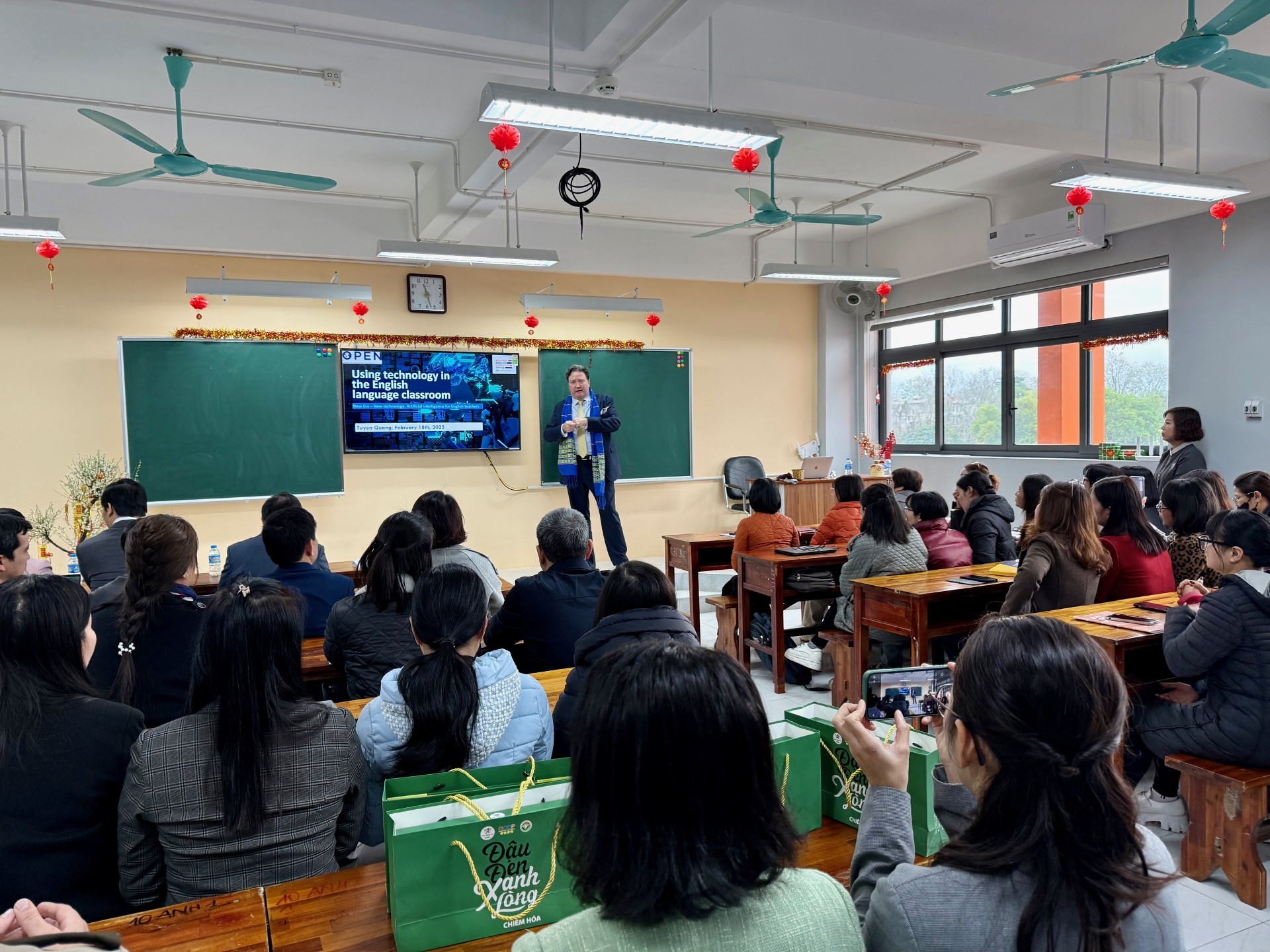 Đại sứ Mỹ Marc Knapper v&agrave; những dấu ấn đặc biệt tại Việt Nam - Ảnh 16.