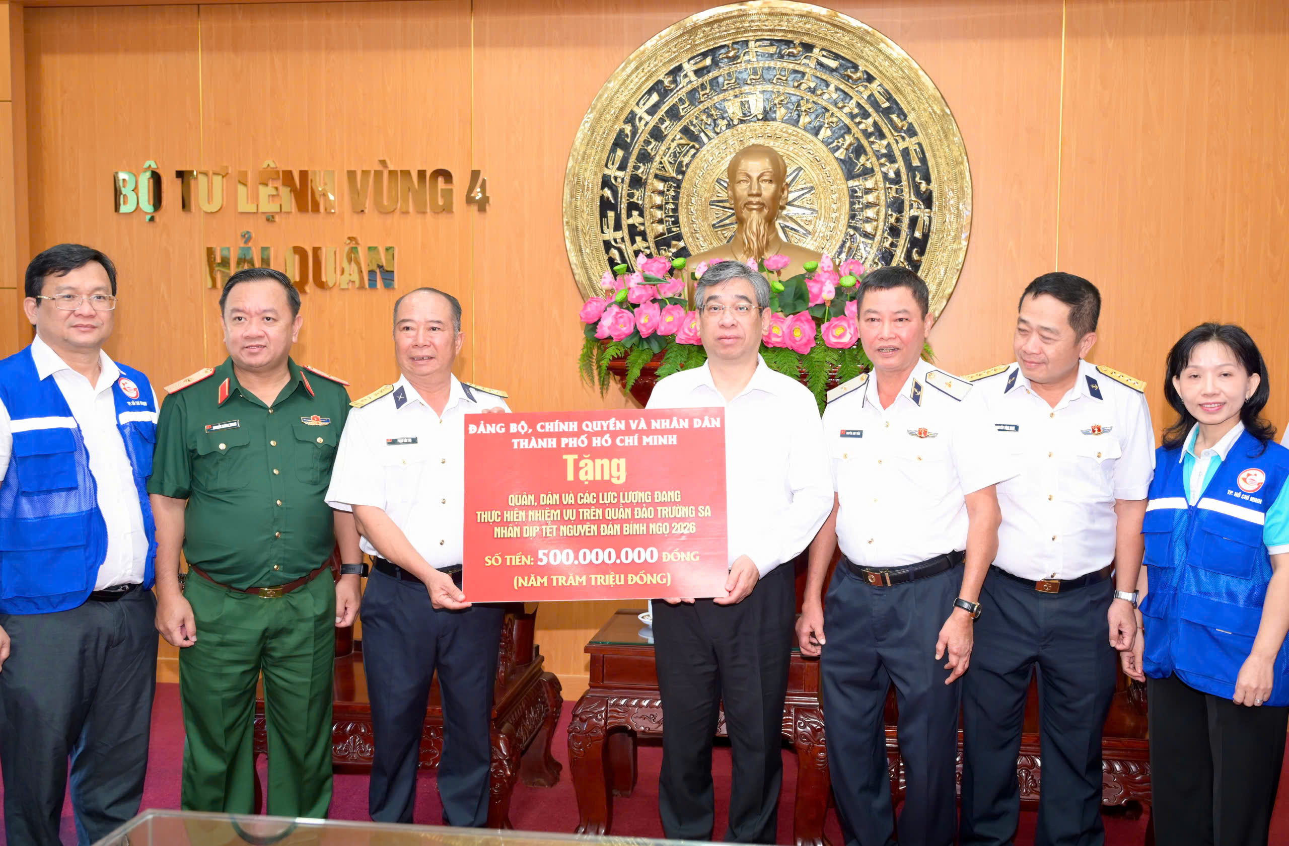 L&atilde;nh đạo TPHCM thăm c&aacute;n bộ chiến sĩ v&agrave; nh&acirc;n d&acirc;n tr&ecirc;n quần đảo Trường Sa - Ảnh 4.