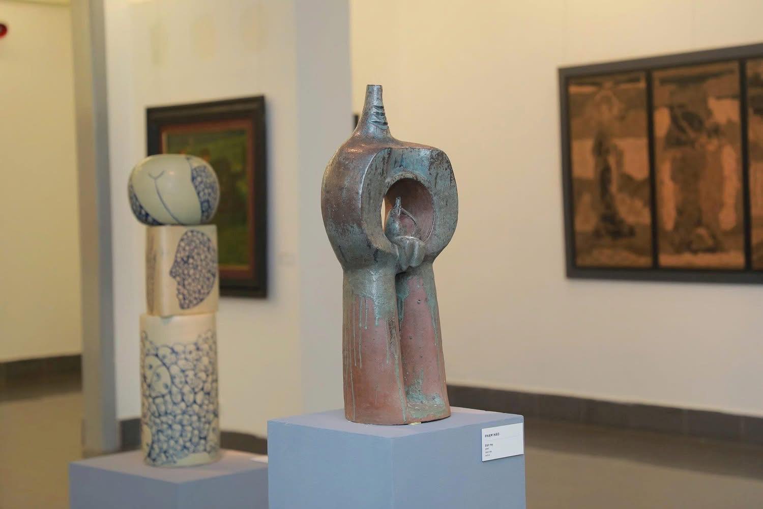 Gần 1.000 tác phẩm tìm được "ngôi nhà chung", niềm vui lớn của các thế hệ họa sĩ Việt - Ảnh 4.