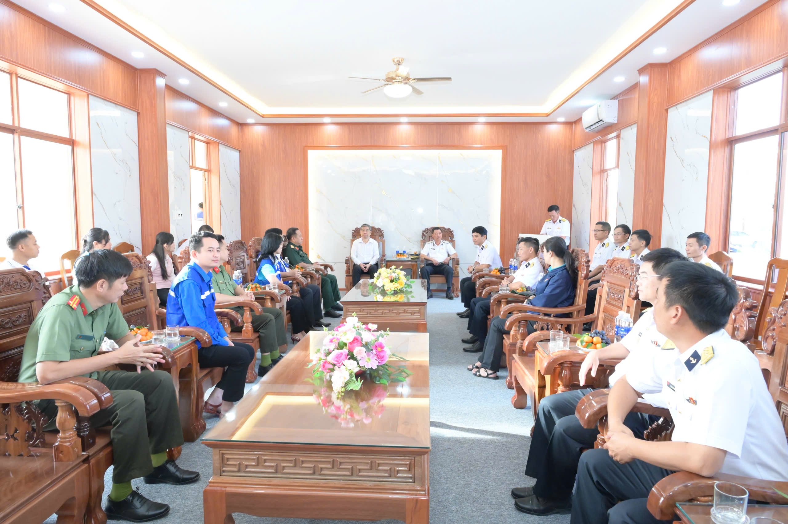 L&atilde;nh đạo TPHCM thăm c&aacute;n bộ chiến sĩ v&agrave; nh&acirc;n d&acirc;n tr&ecirc;n quần đảo Trường Sa - Ảnh 2.