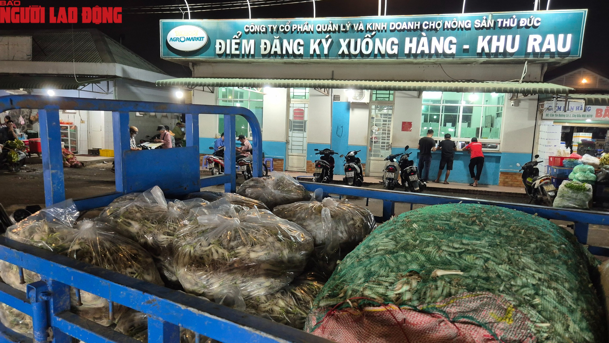 Cận cảnh khu chợ kiệu Tết lớn nhất TPHCM - Ảnh 3.