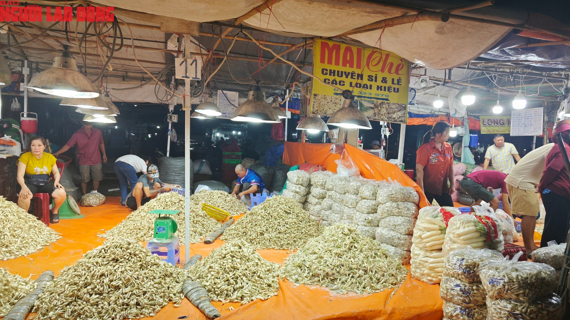 Cận cảnh khu chợ kiệu Tết lớn nhất TPHCM - Ảnh 7.