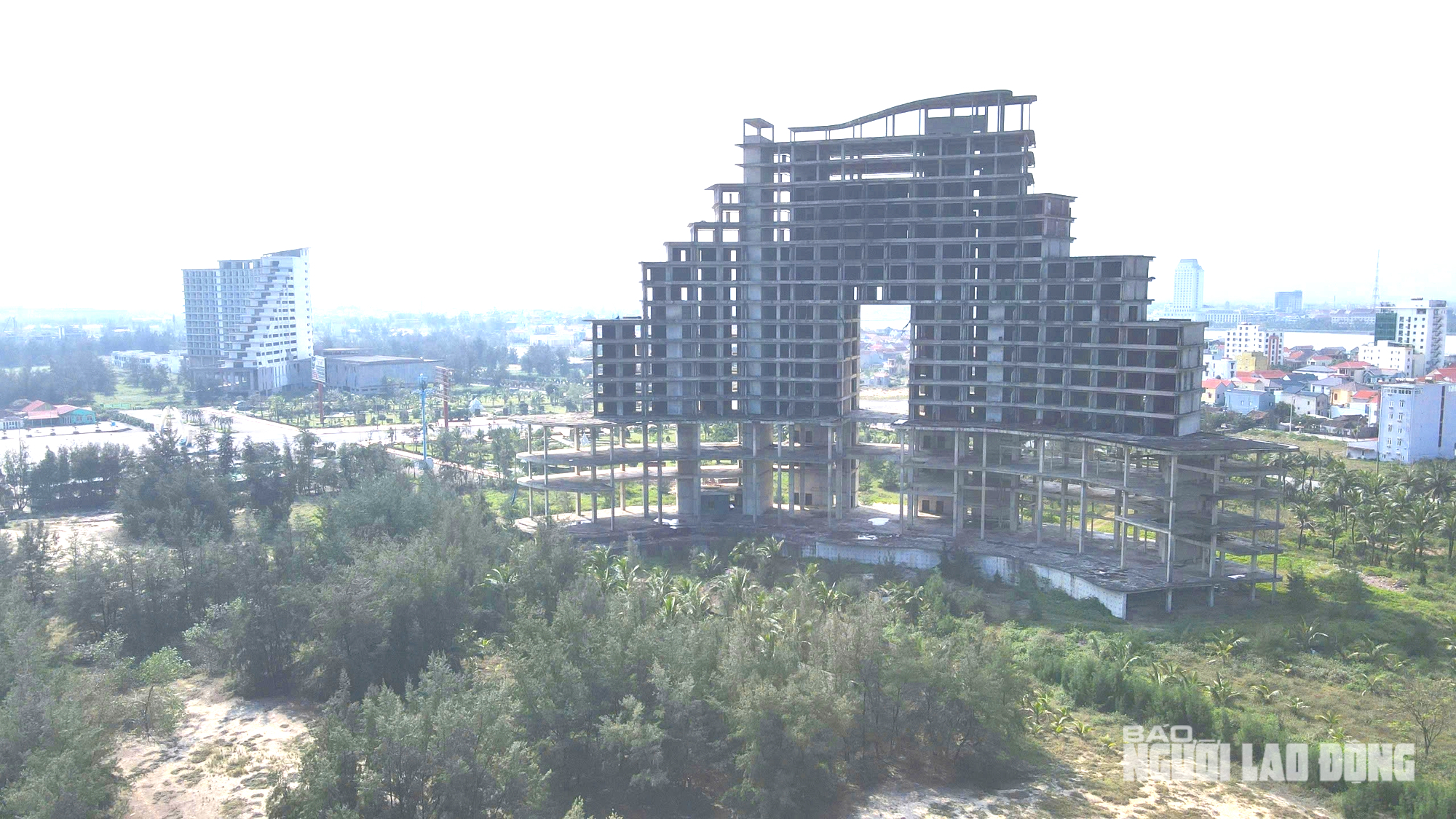 Hai kh&aacute;ch sạn bỏ hoang tại Đồng Hới g&acirc;y lo ngại về đầu tư Du lịch - Ảnh 1.