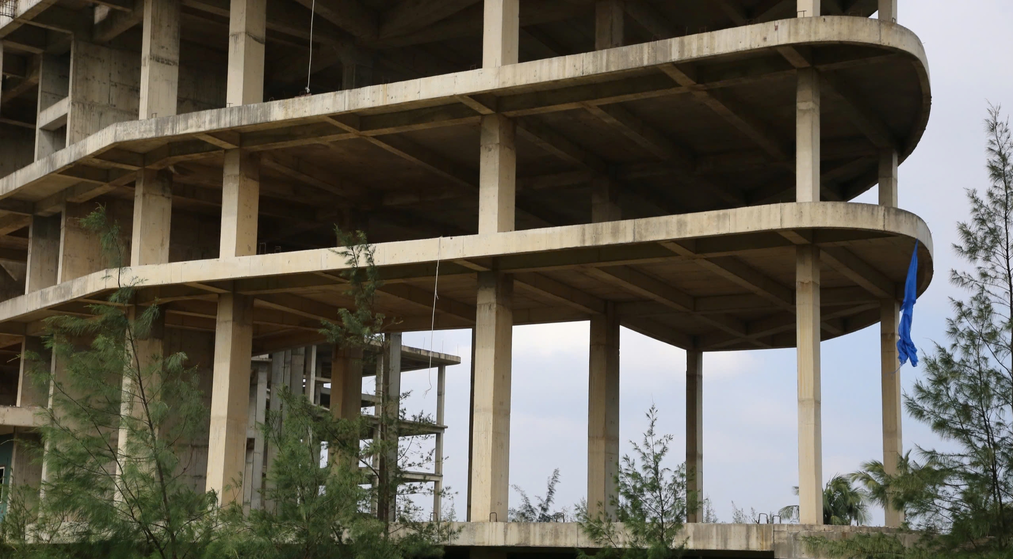 Giao đất v&agrave;ng ven biển Đồng Hới, tỉnh nhận lại 2 khối b&ecirc; t&ocirc;ng hoang phế sừng sững? - Ảnh 1.