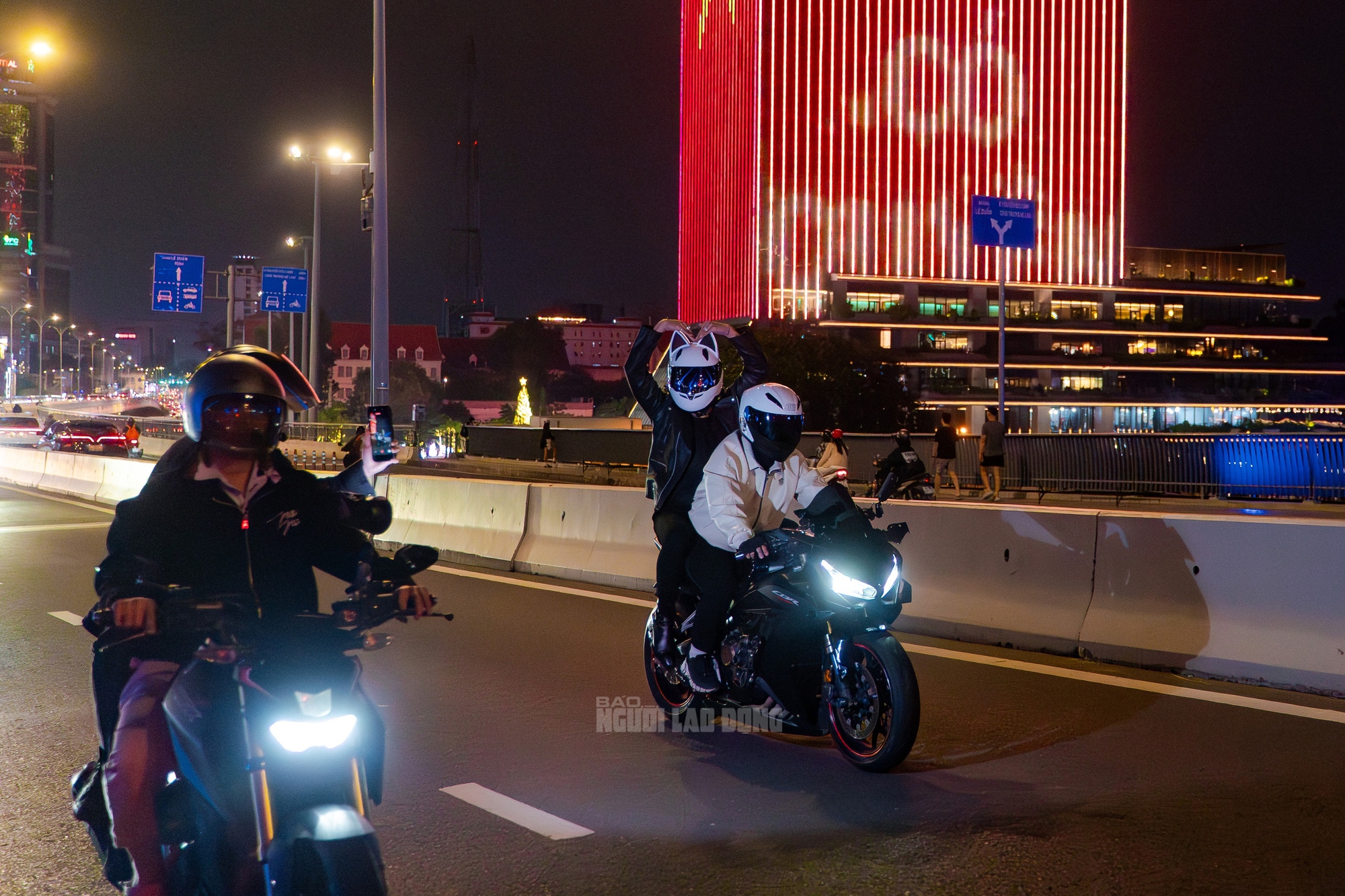 VIDEO: “Cơn sốt” quay phim cùng mô tô phân khối lớn trên cầu Ba Son - Ảnh 9.