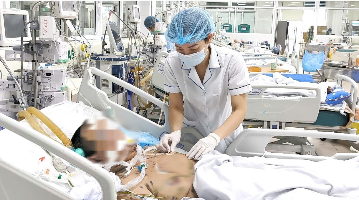 Lây bệnh thủy đậu từ con khiến người cha nguy kịch - Ảnh 2.