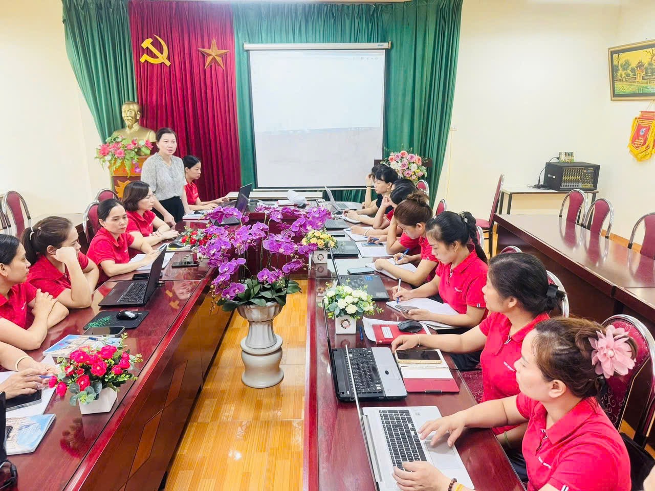 Cuộc thi viết "Người thầy kính yêu": Nữ hiệu trưởng giản dị mà sâu sắc - Ảnh 2.