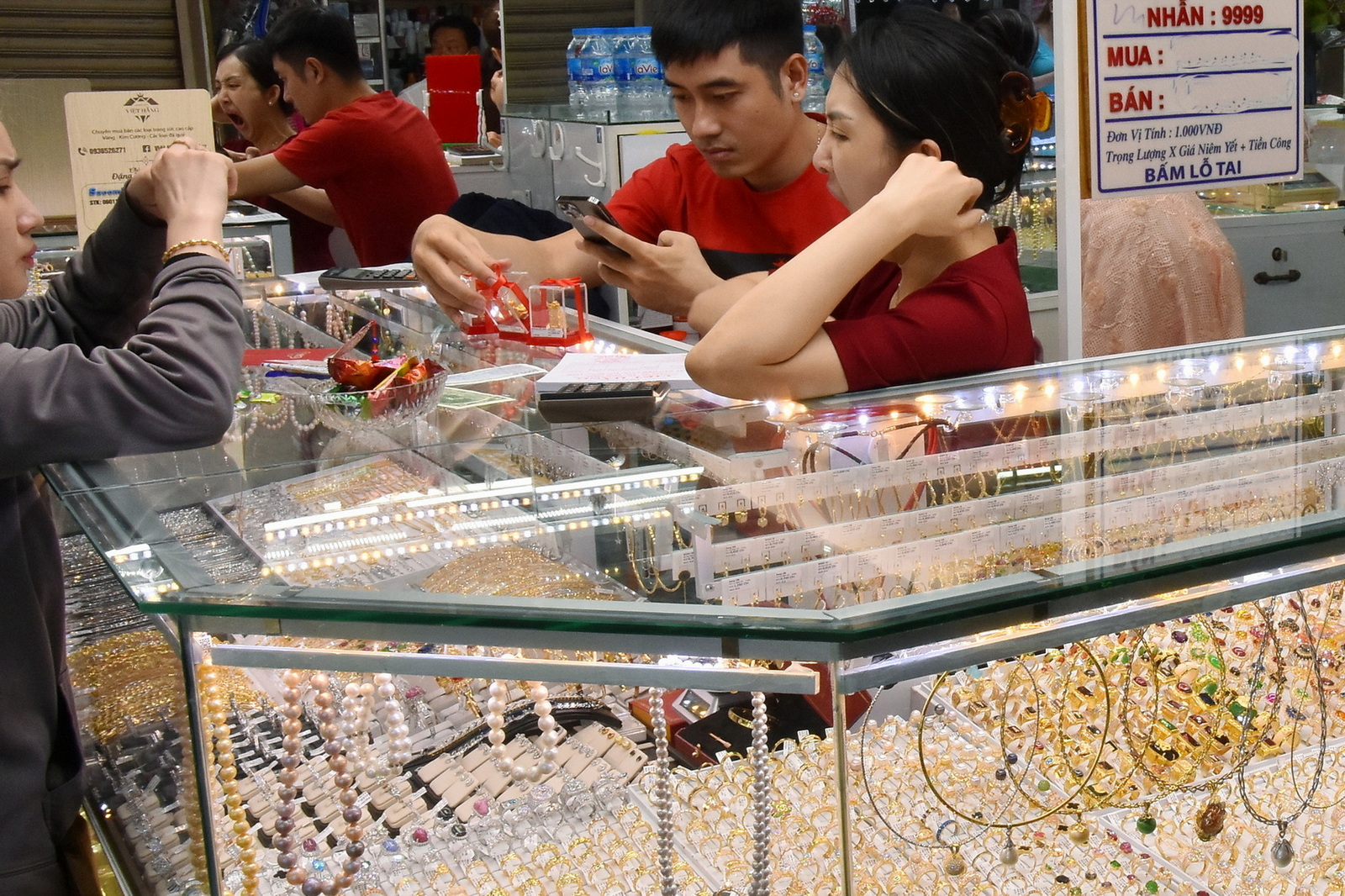 Giá vàng hôm nay 13-1: Tăng vọt lên đỉnh cao mới - Ảnh 1.