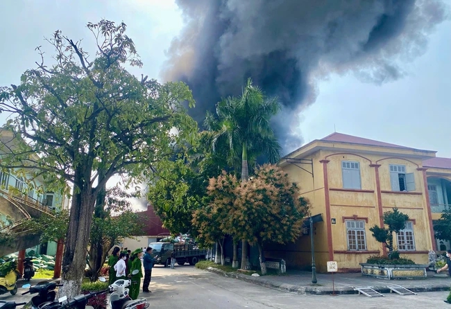 Cháy xưởng lao động dạy nghề tại Trại giam Quảng Ninh không gây thiệt hại về người - Ảnh 1.