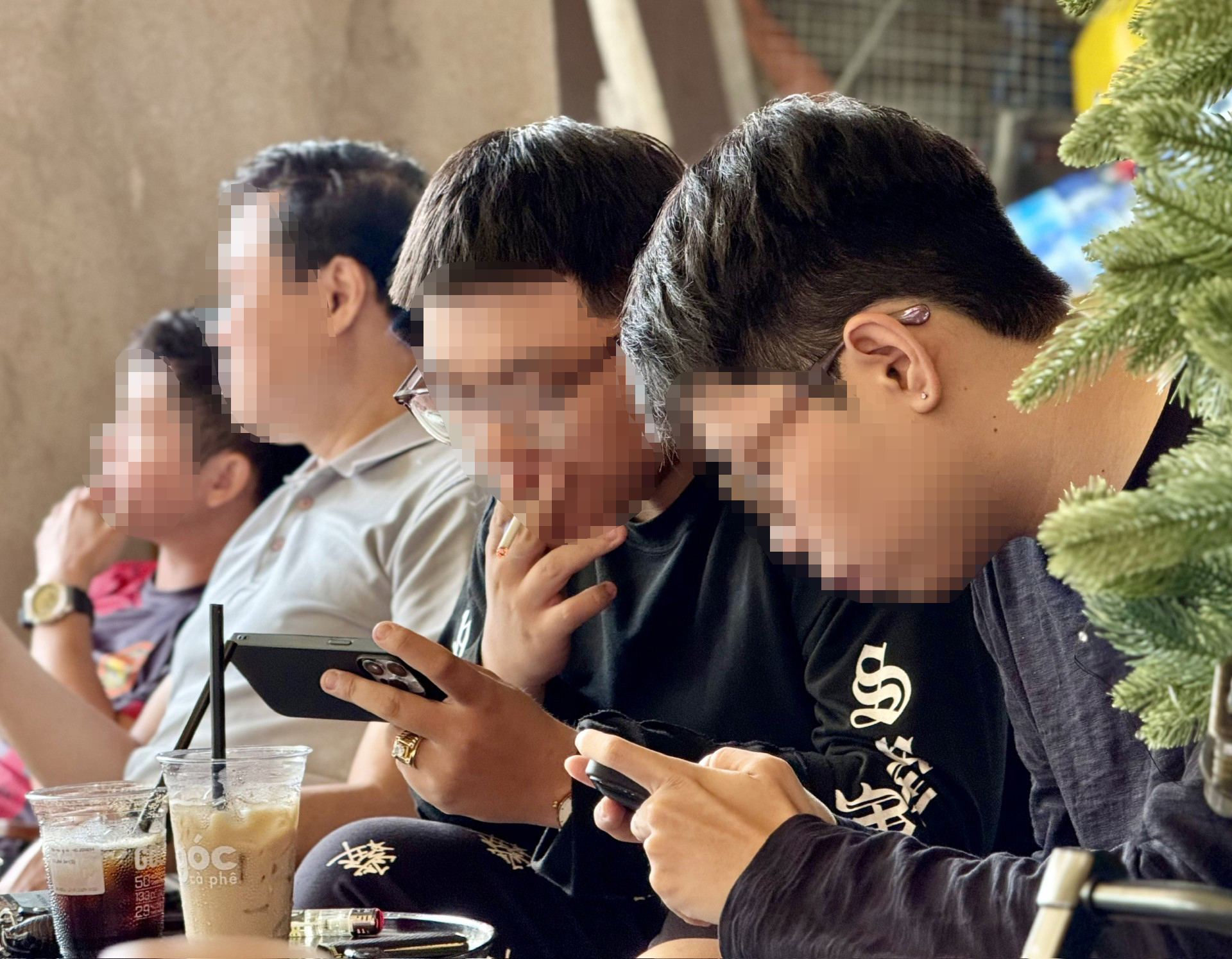 Không để hút thuốc lá tràn lan, bừa bãi - Ảnh 1.