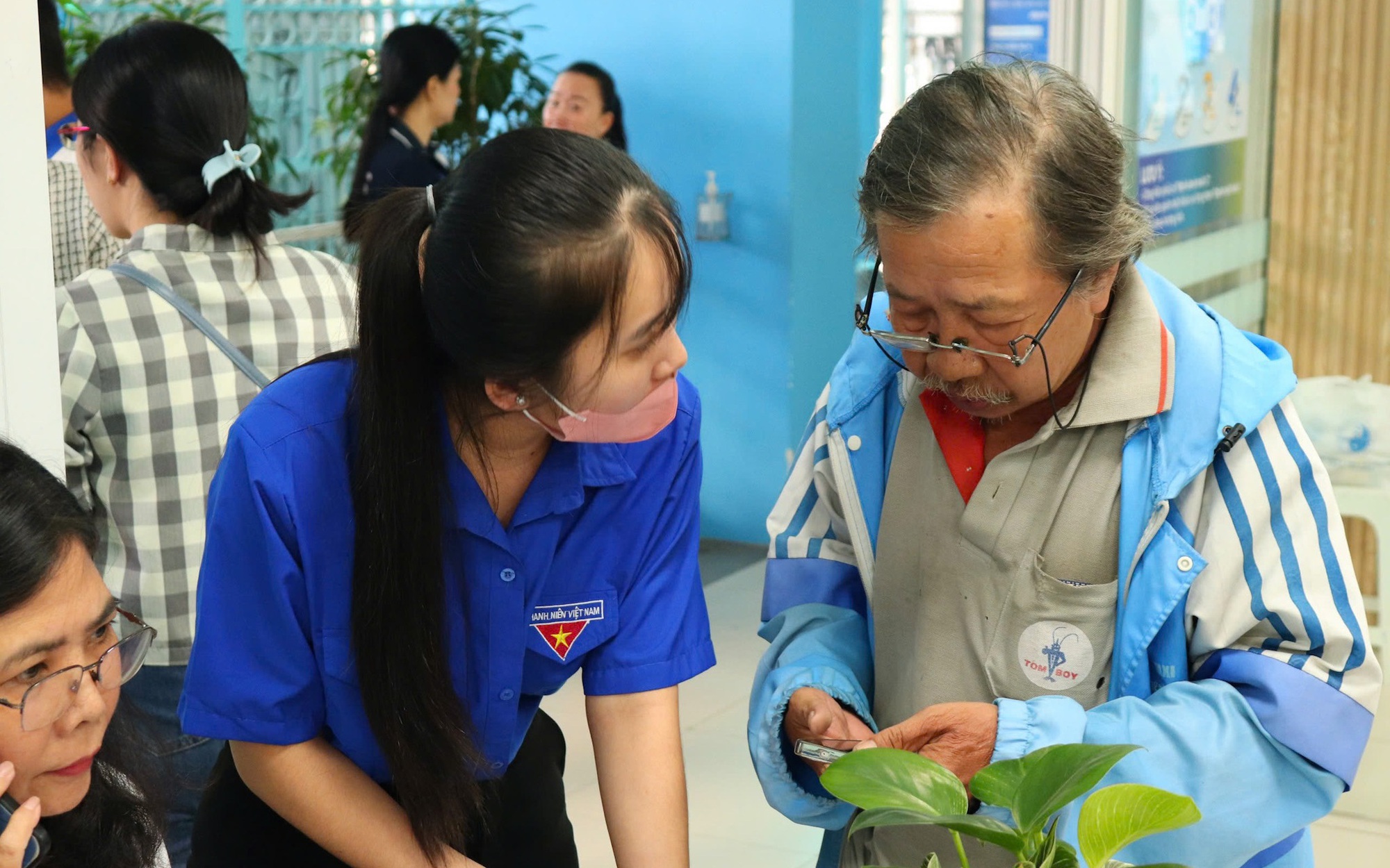 TPHCM triển khai cấp thẻ BHYT cho 7 nh&oacute;m được miễn ph&iacute; 100% - Ảnh 2.