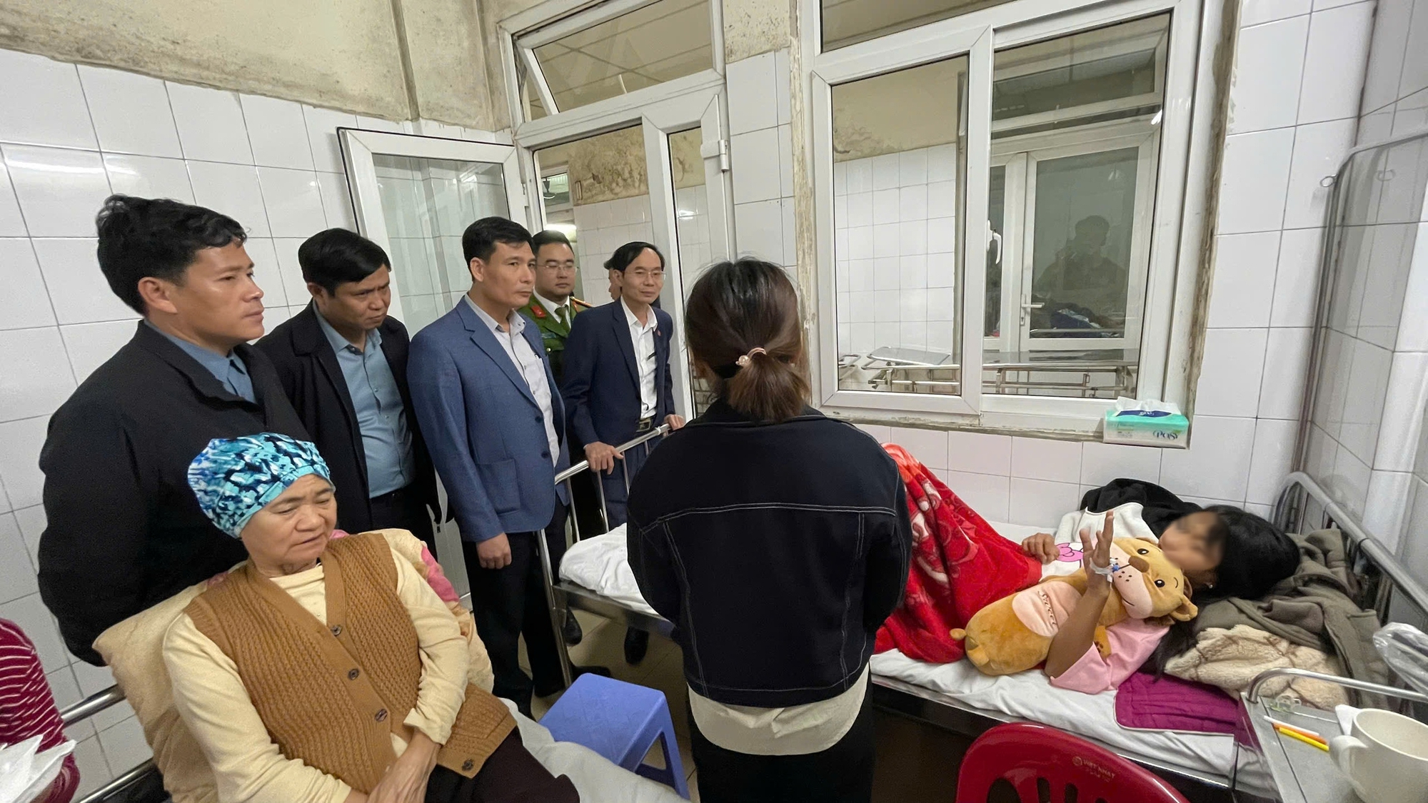 Kinh hoàng clip nữ sinh lớp 7 bị đánh "hội đồng" ngay trong lớp học - Ảnh 1.