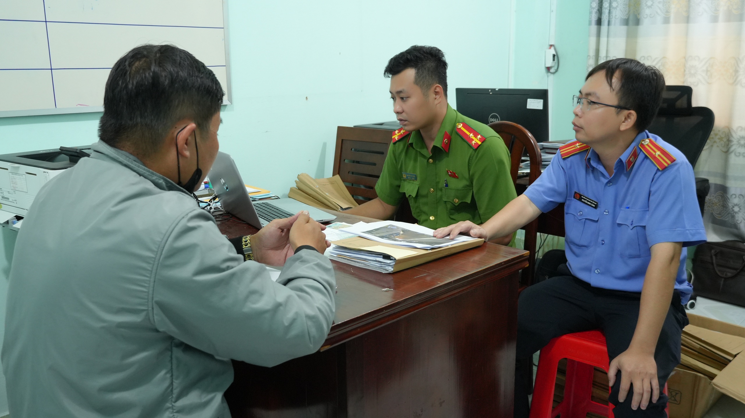 Vụ “chuyến xe bão táp” ở Đồng Tháp: Bắt tạm giam tài xế xe tải - Ảnh 1.