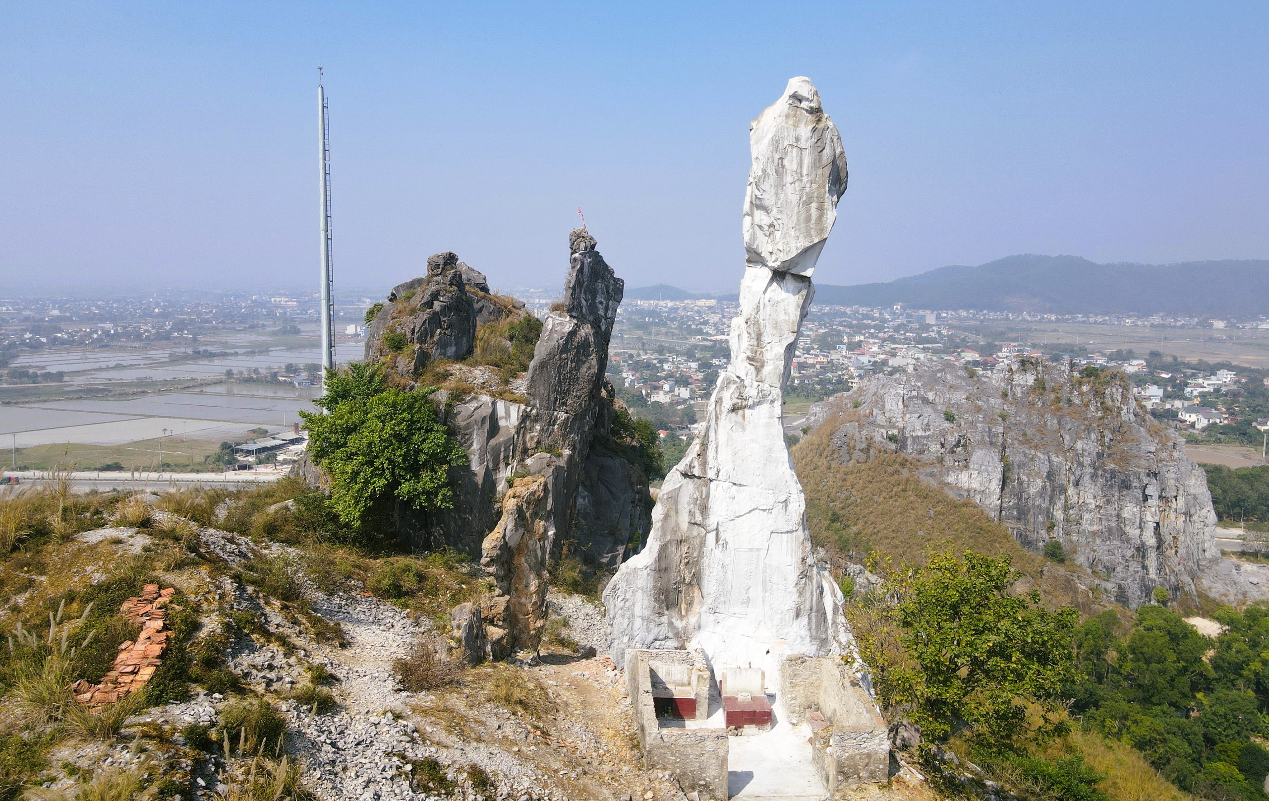 VIDEO: H&ograve;n Vọng Phu "kho&aacute;c &aacute;o mới" ở Thanh H&oacute;a sau khi được chi 17 tỉ đồng - Ảnh 4.