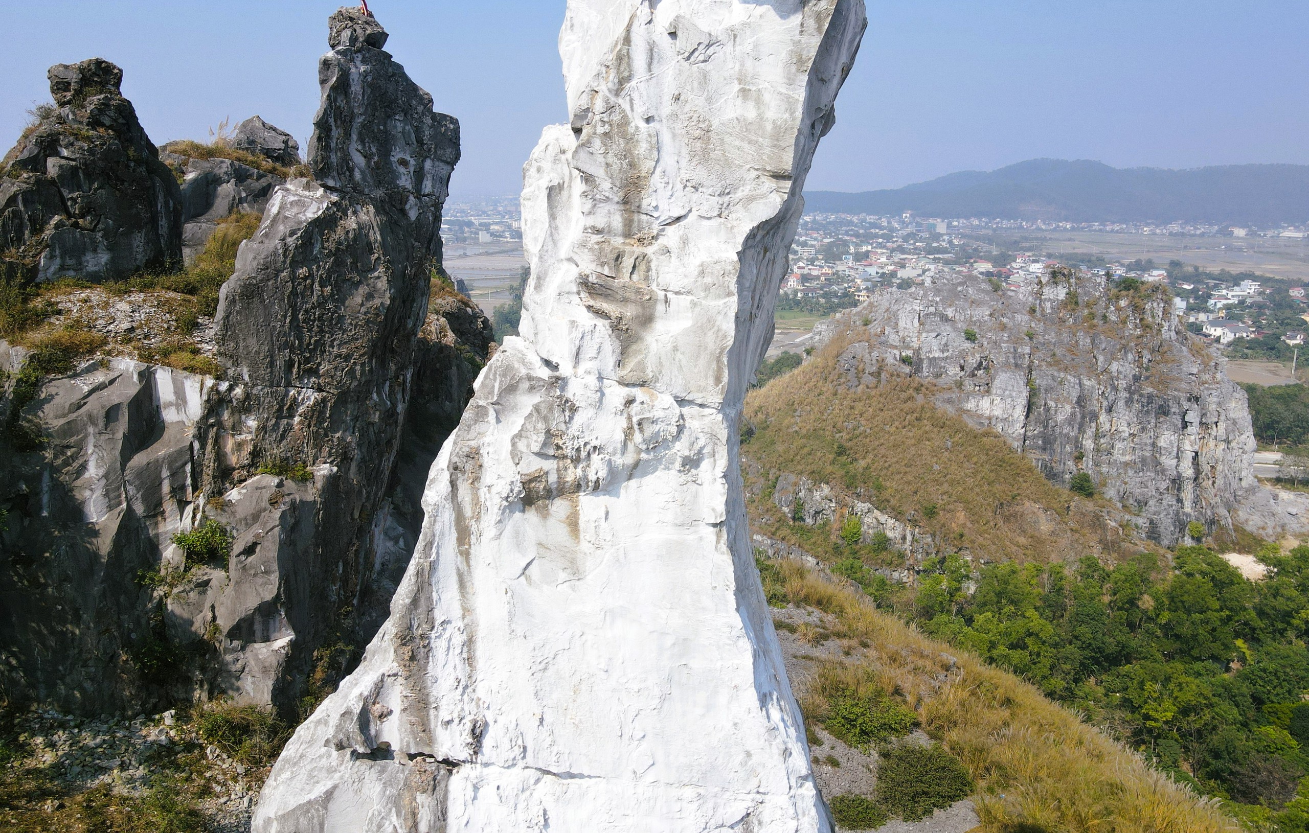 VIDEO: H&ograve;n Vọng Phu "kho&aacute;c &aacute;o mới" ở Thanh H&oacute;a sau khi được chi 17 tỉ đồng - Ảnh 7.