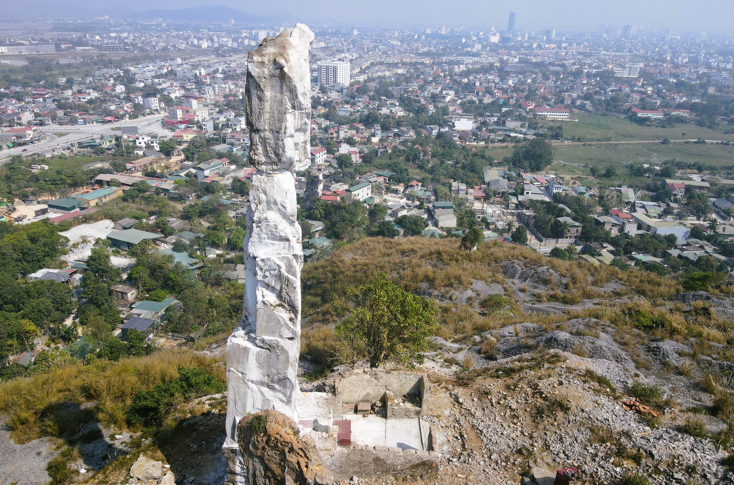 VIDEO: H&ograve;n Vọng Phu "kho&aacute;c &aacute;o mới" ở Thanh H&oacute;a sau khi được chi 17 tỉ đồng - Ảnh 12.