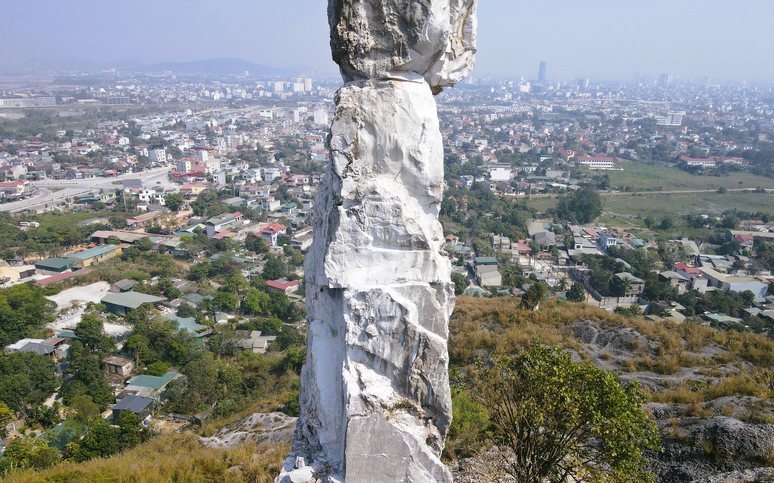 VIDEO: H&ograve;n Vọng Phu "kho&aacute;c &aacute;o mới" ở Thanh H&oacute;a sau khi được chi 17 tỉ đồng - Ảnh 11.