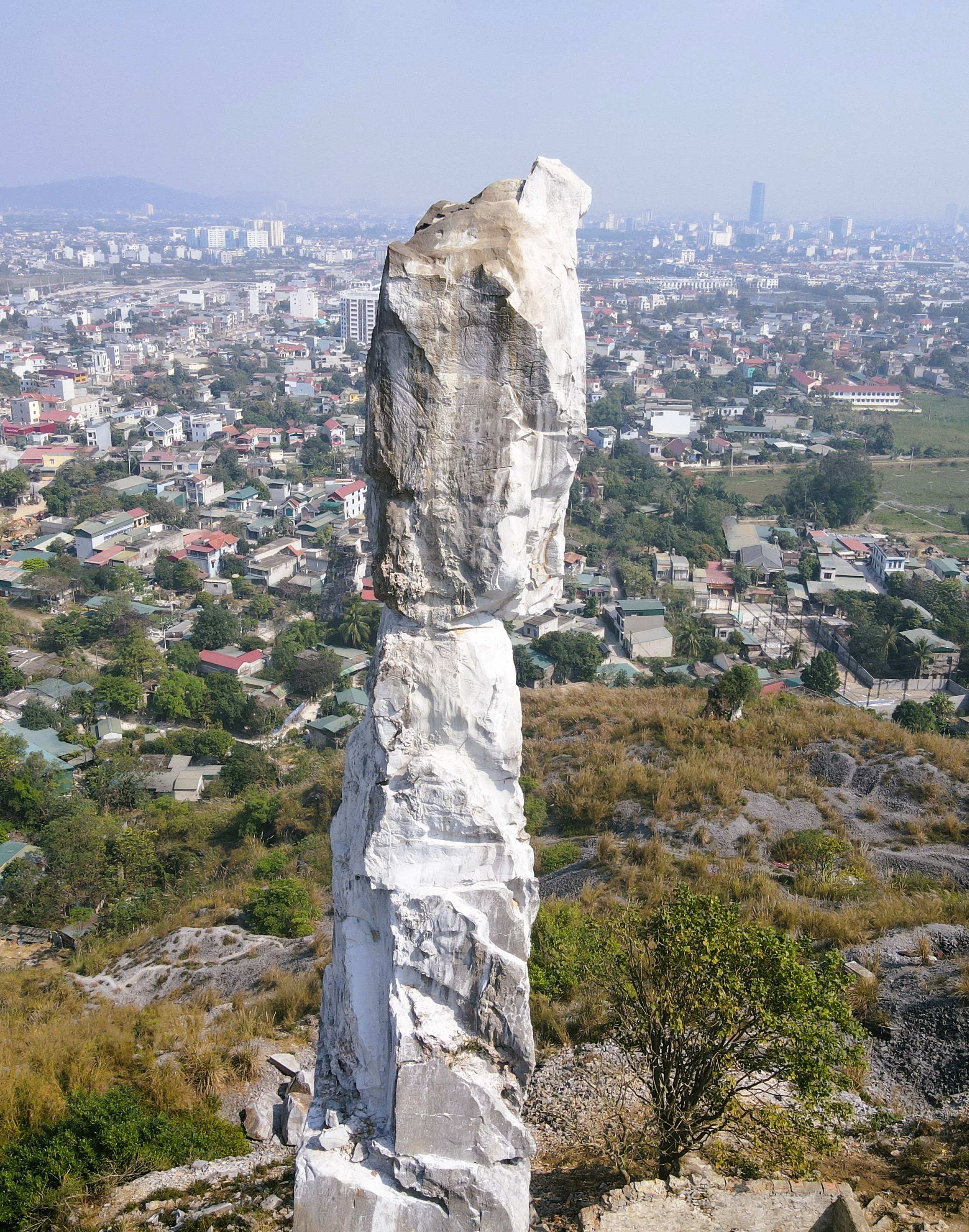 VIDEO: H&ograve;n Vọng Phu "kho&aacute;c &aacute;o mới" ở Thanh H&oacute;a sau khi được chi 17 tỉ đồng - Ảnh 10.