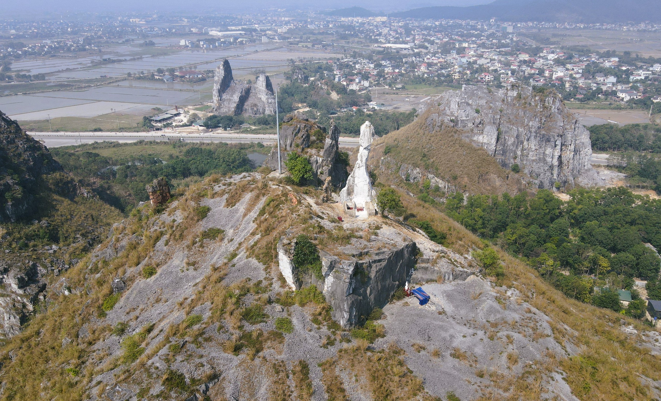 VIDEO: H&ograve;n Vọng Phu "kho&aacute;c &aacute;o mới" ở Thanh H&oacute;a sau khi được chi 17 tỉ đồng - Ảnh 13.
