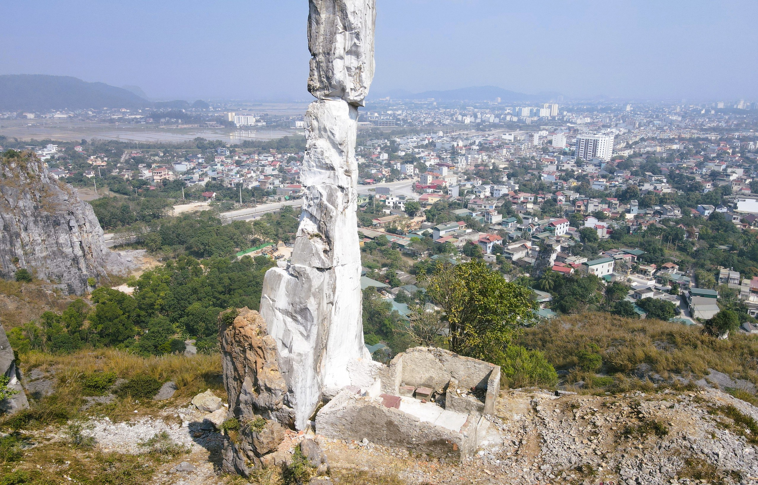 VIDEO: H&ograve;n Vọng Phu "kho&aacute;c &aacute;o mới" ở Thanh H&oacute;a sau khi được chi 17 tỉ đồng - Ảnh 5.